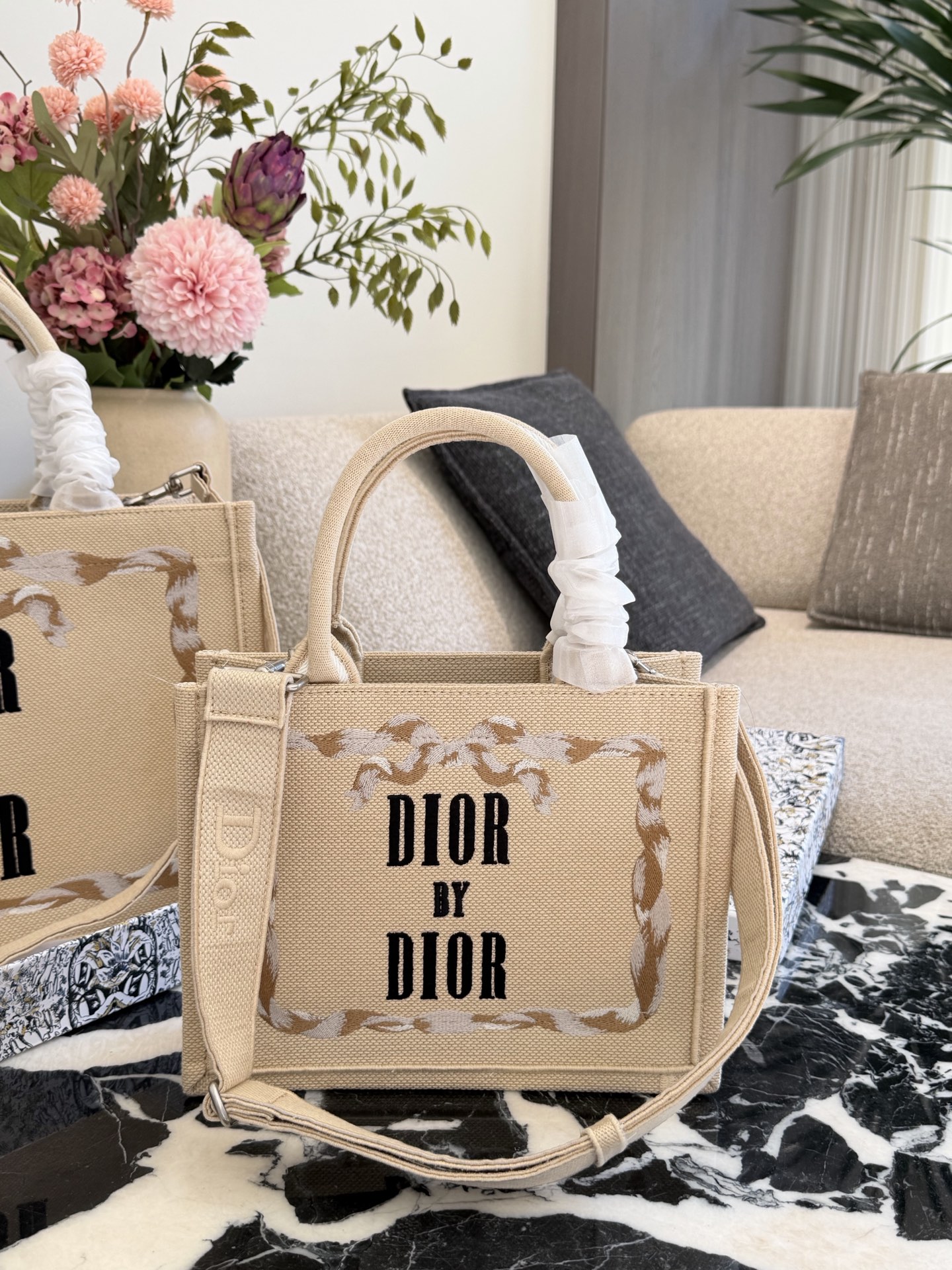 p200p235 顶级原单 从经典Book Tote的新面貌，到带有复古质感的斜挎包、手拿包，每一款都融合了迪奥的高雅基因与Jonathan Anderson独有的创意视角。 在保留品牌标志性廓形的基础上，注入更轻盈、更具功能性的细节设计。小型手袋则以层次感织物与全新迪奥LOGO提升辨识度，展现刚柔并济的现代风格。 25cm36cm配盒子