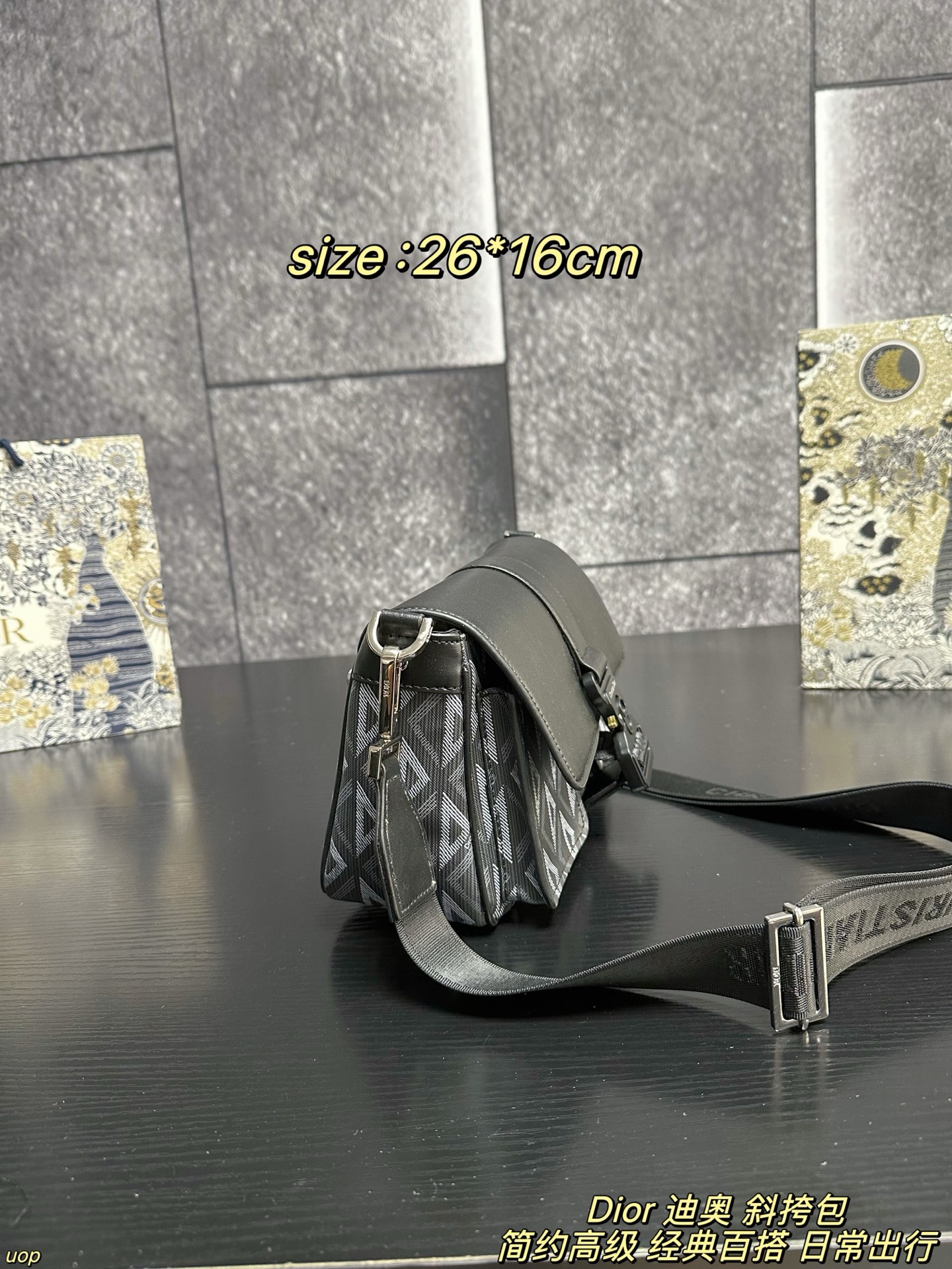 P165配盒 Dior 迪奥 斜挎包 这款 Dio*r Hit the Road 手袋搭配肩带，是本季新品，将现代风格与 Dio*r 的高订精神融为一体。采用黑色 CD Diamond 图案帆布和光滑牛皮革精心制作，翻盖搭配 Christian Dior 铝扣，宽敞的主隔层和正面双口袋设计，可轻松收纳各种日常用品。款式实用，搭配可调节、可拆卸的肩带，可为各式休闲装扮增添点睛之笔 尺寸：26*16cm