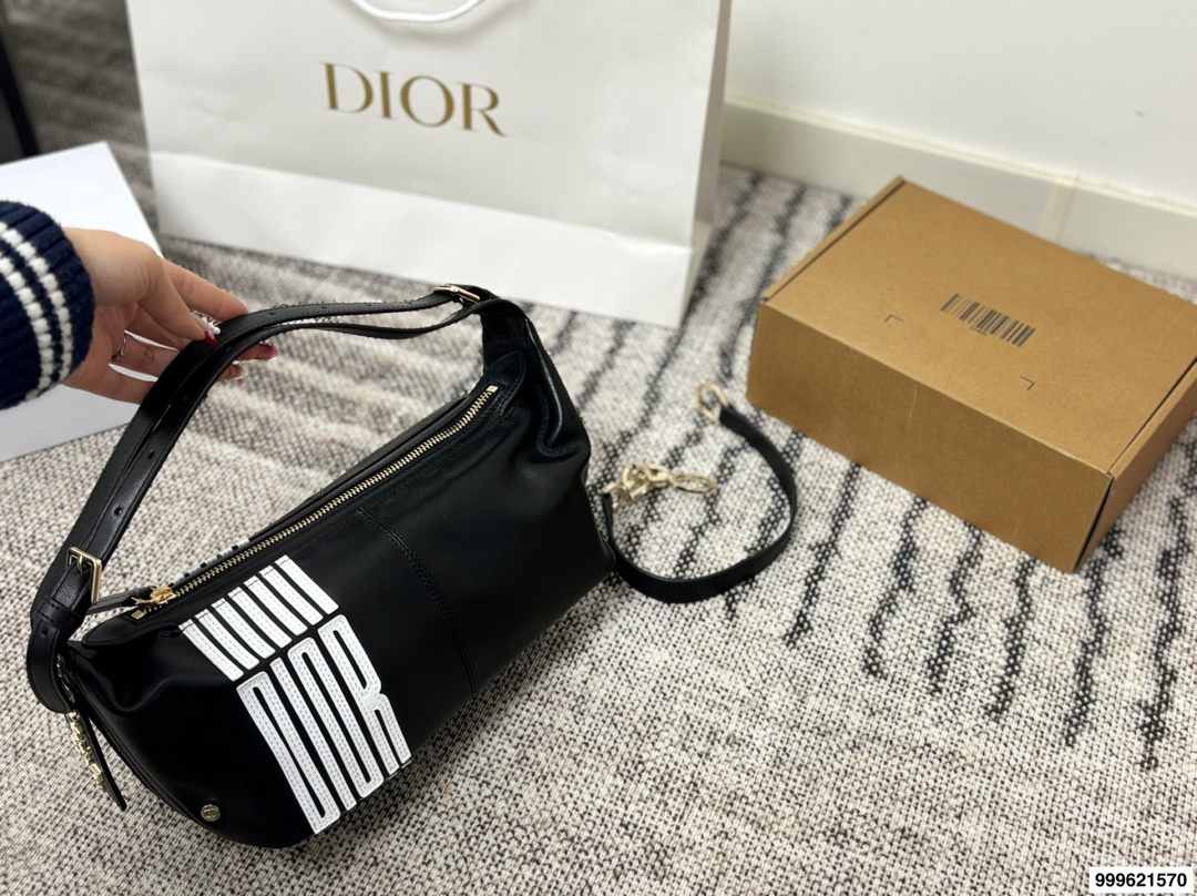 p270 配盒 迪奥Dior D-journey腋下饭盒包 包包百搭不挑人，上身是很清冷的感觉，妥妥气质美人，内衬干净，五金刻字清晰颜色好看又百搭 尺寸:26.12