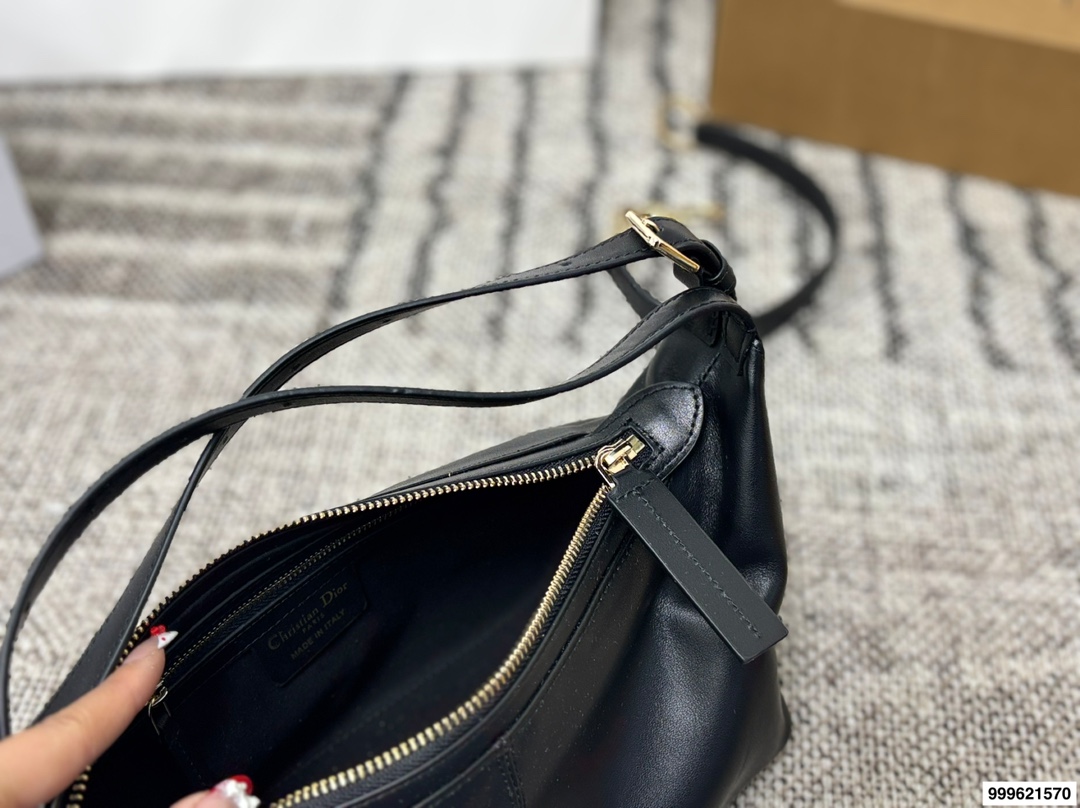 p270 配盒 迪奥Dior D-journey腋下饭盒包 包包百搭不挑人，上身是很清冷的感觉，妥妥气质美人，内衬干净，五金刻字清晰颜色好看又百搭 尺寸:26.12