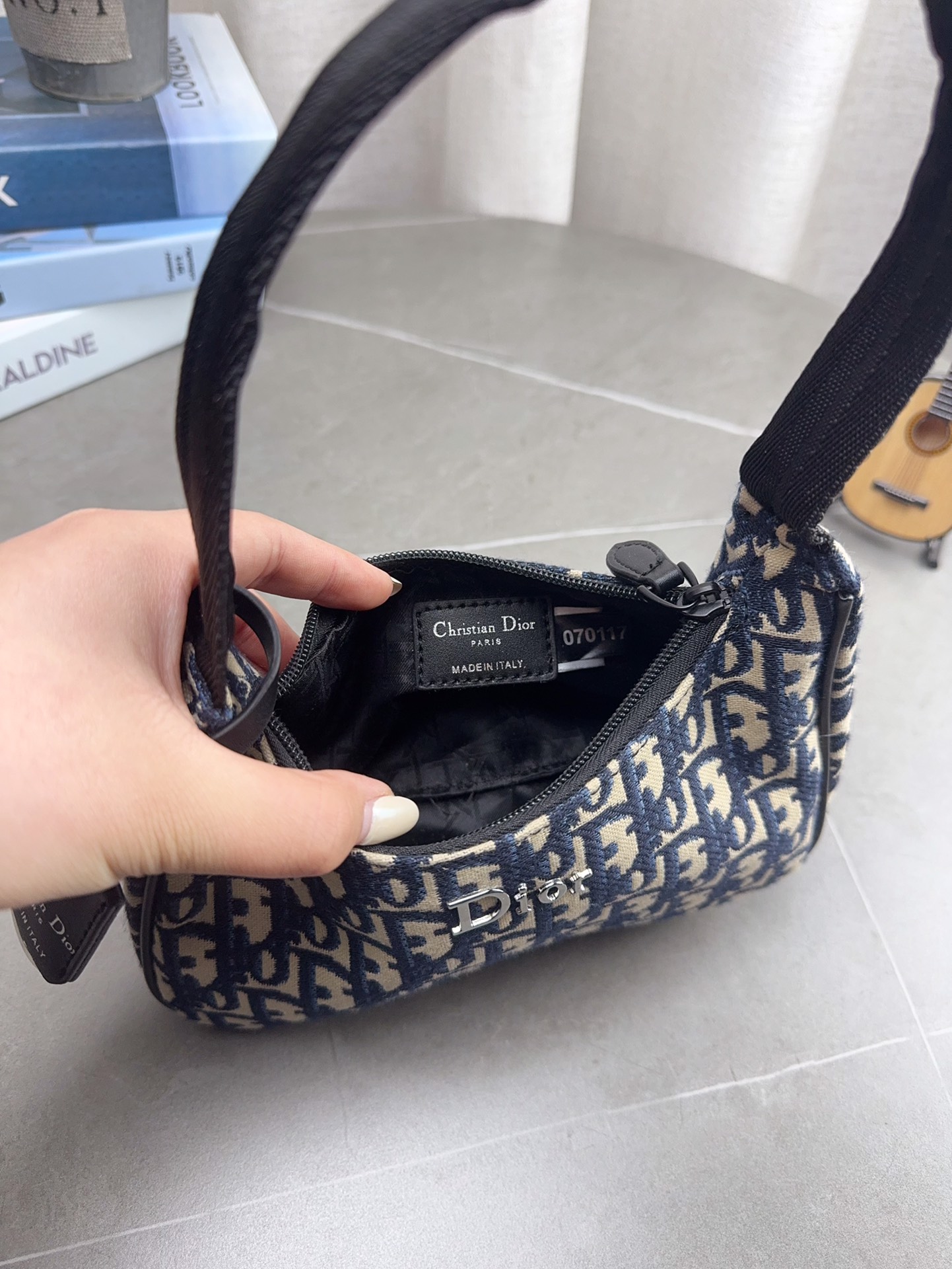 配礼盒包装 DIOR 法棍包 hobo腋下包 迪奥新款全网首发全新上市 这款相比之前的hono带子会更长单肩斜挎更方便啦 最主要没金属链那么重- -万多的迪奥小包很香～ 尺寸22*12cm p85