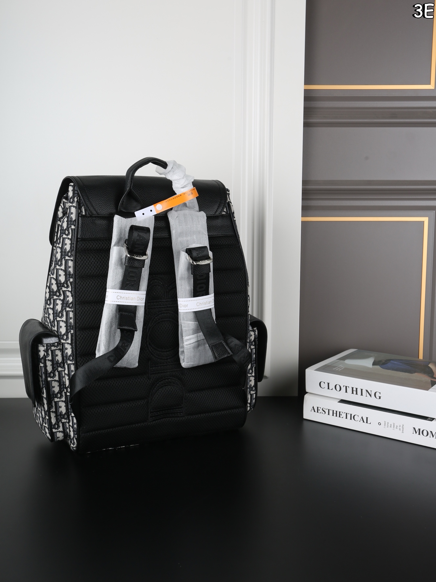 P170 DIOR迪奥 Saddle 老花满印 书包背包双肩包 荔枝纹牛皮拼接，低调奢华质感满分。 翻盖抽绳设计，安全又有细节感。 通勤旅行都很OK!肩带可调节，背部加垫网眼织物，背着舒适不累 。 附防尘袋，实用又时髦! 尺寸：26&times;41