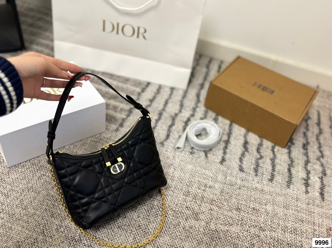 皮p220 布p210 配礼盒 这款 Miss Caro迪奥之爱迷你链条手袋是二零二五秋冬成衣系列新品，时尚现代而不失实用功能。采用奶白色羊皮革精心制作，饰以超大藤格纹缉面线，搭配正面复古金色饰面金属CD标志和一个拉链隔层，可收纳各种日常用品。百搭款式，搭配可调节、可拆卸的皮革肩带和顶部手柄，另带有可拆卸链条，可肩背或斜挎，是日常或晚装造型的理想之选。尺寸20.13