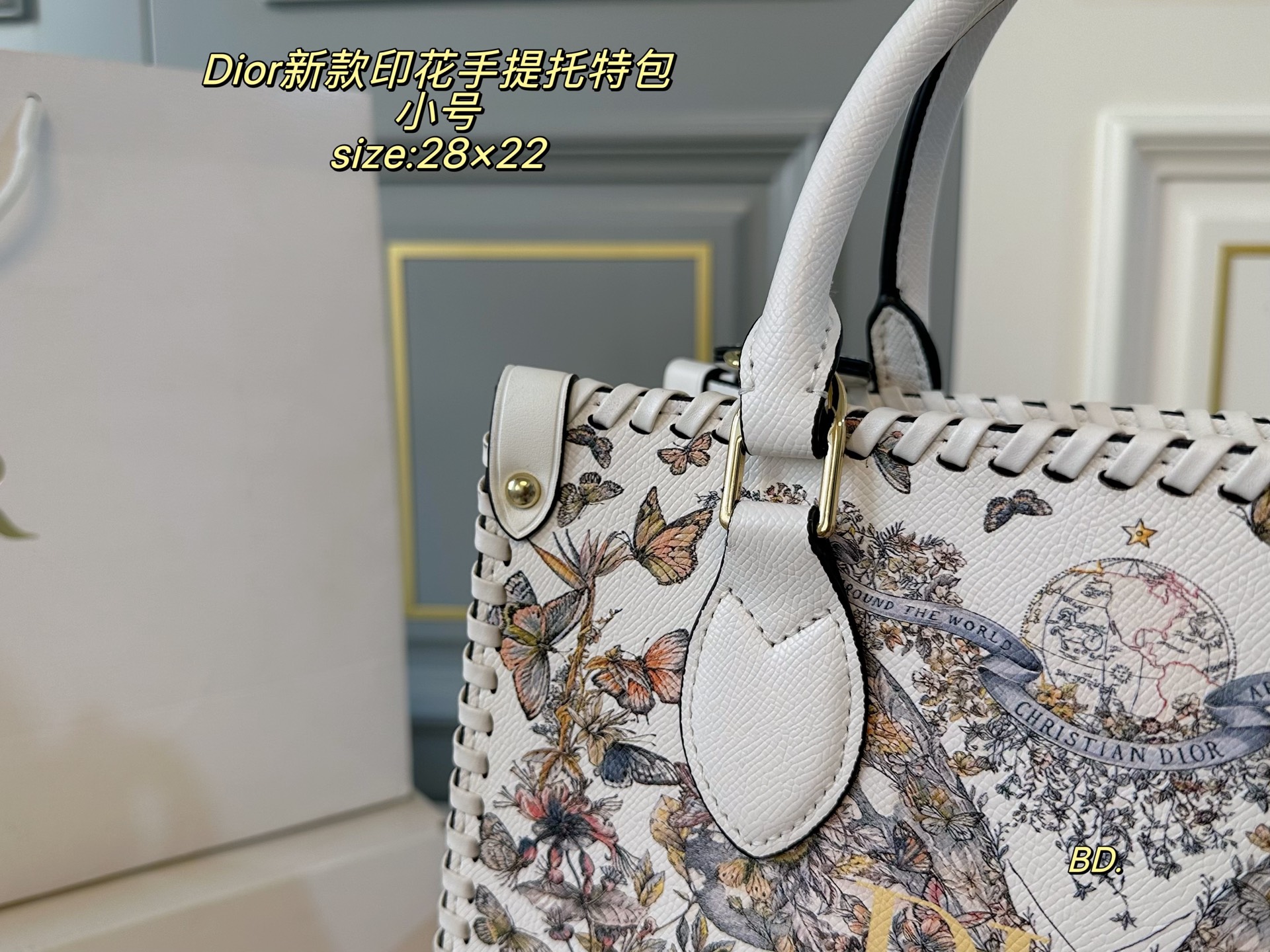 P180小号（无盒） size：28&times;22小号 DIOR迪奥新款印花手提托特包❤️ 皮线包边新款超级百搭托特包 旅行 妈咪包选它超实用～ 复古又精致，看不腻的美貌 轻便实用，上班族的通勤包‼️