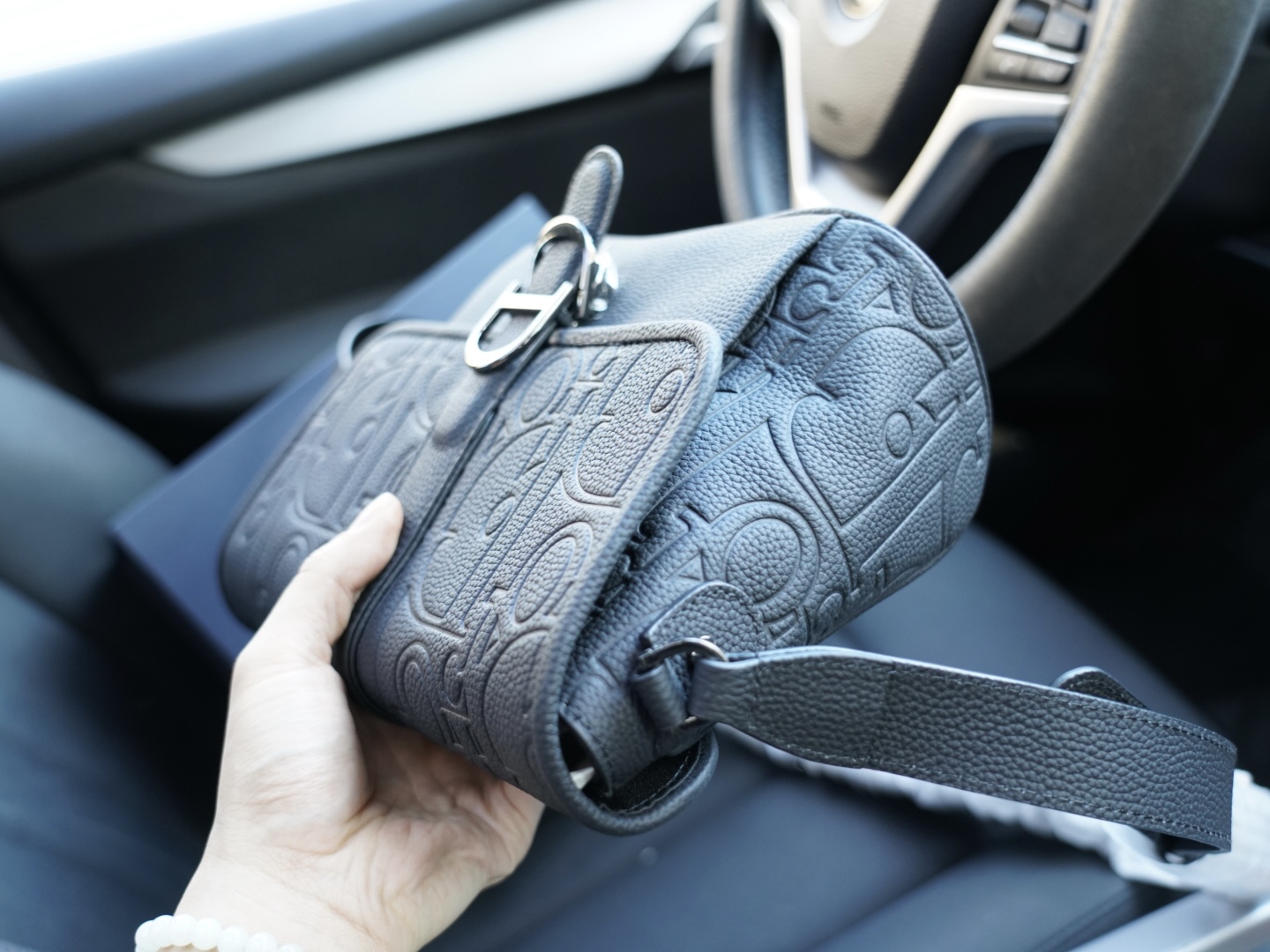 P230🇫🇷 Dior 迪奥 官网同步 高版本 斜挎单肩背包 永恒不过时的标志性产品 纯原单牛皮 顶级五金制作 非市面普通版本 今年最爱的款式 全部实拍 实用性非常高 完全不用担心穿搭 配全套包装折叠盒 【规格：25x20x8】