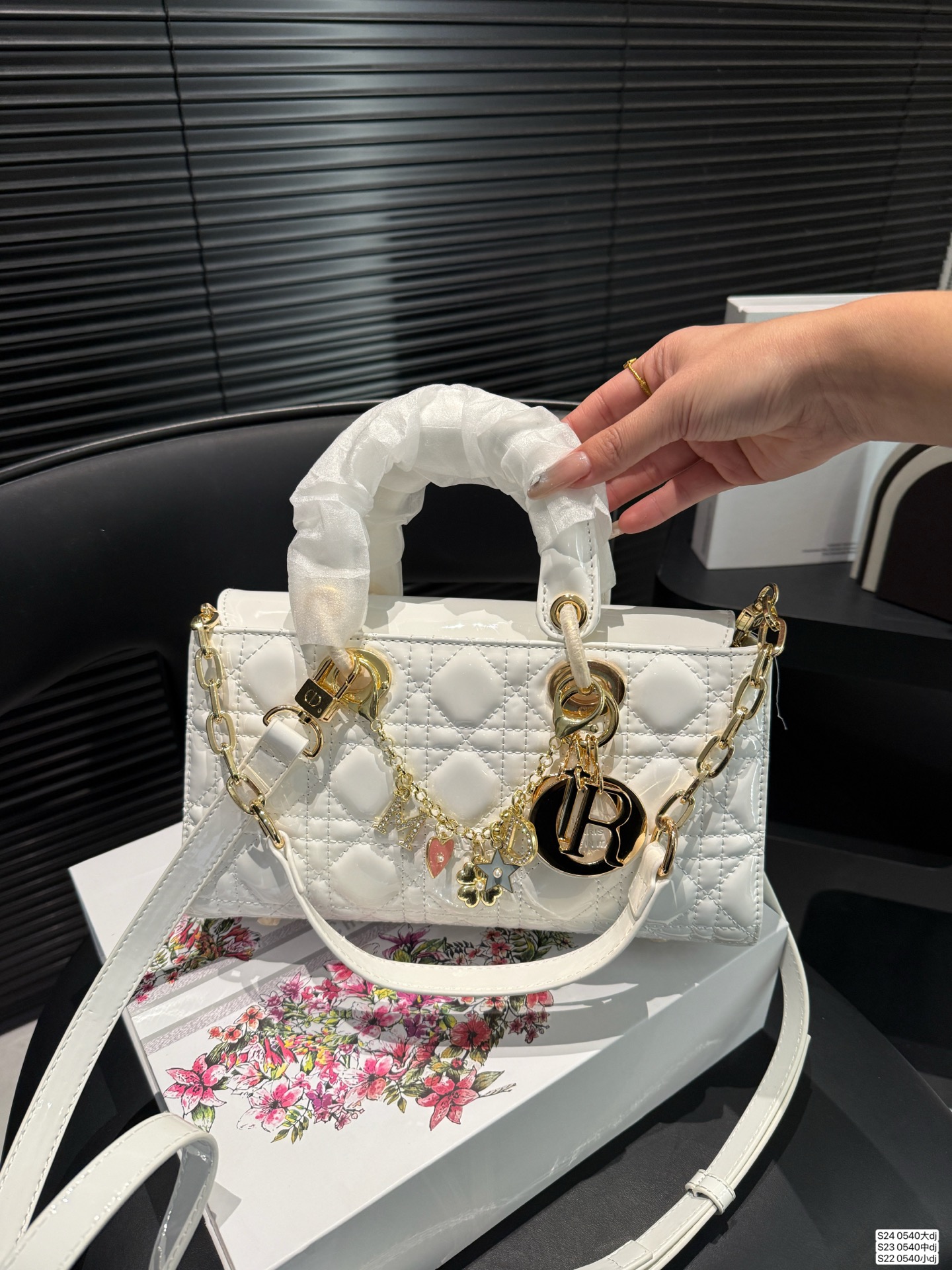 大号P170 中号P165 小号P160 配折叠盒子 迪奥横版戴妃包 sDior戴妃包太好看了吧！ 优雅指数拉满 搭配简洁风格的衣服整个人气质就上来了 而且容量完全可以满足日常要求 日常聚会逛街都很方便~ 尺寸：大26 14 中23 13 小18 11货号 0540