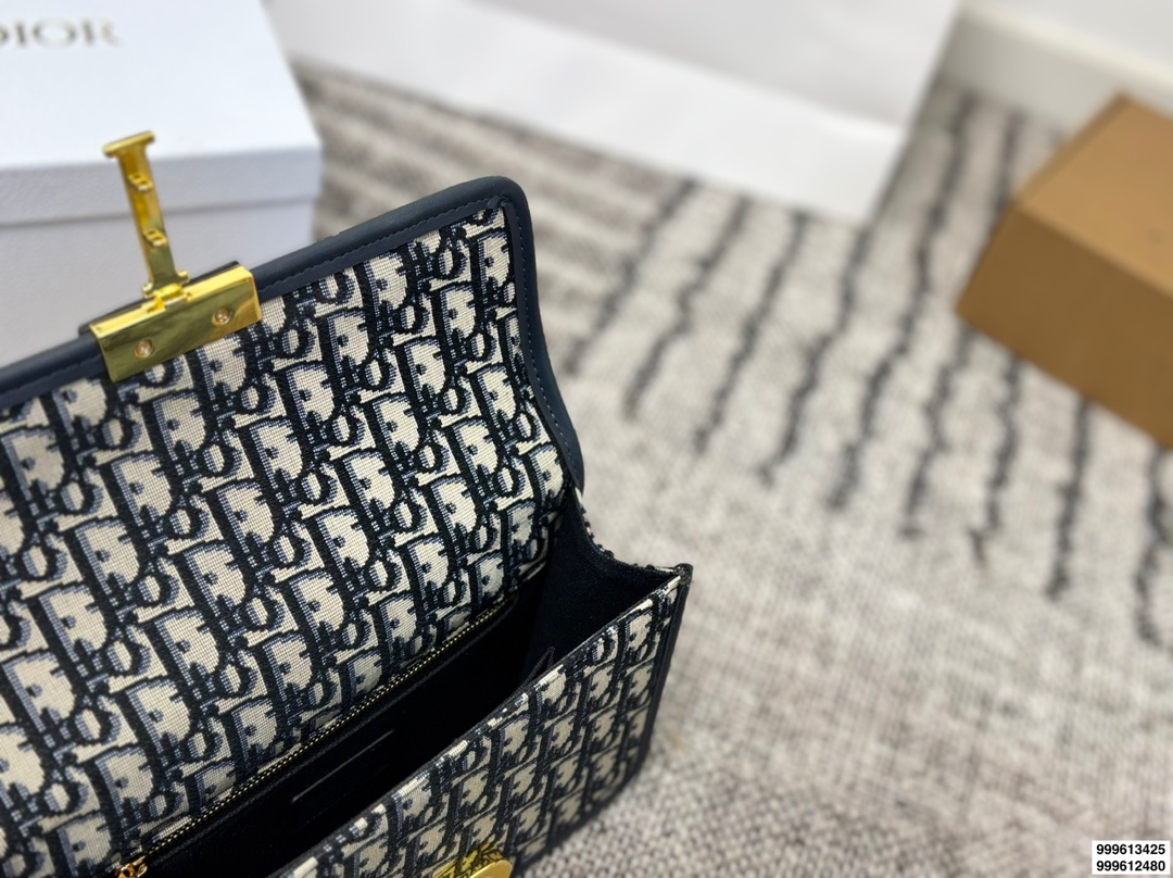 p165 p160 配礼盒 size：25.16/22.14 迪奥 蒙田30 刚刚出的现货！ 老花也太好看啦！ 温柔很适合🈴️四季！