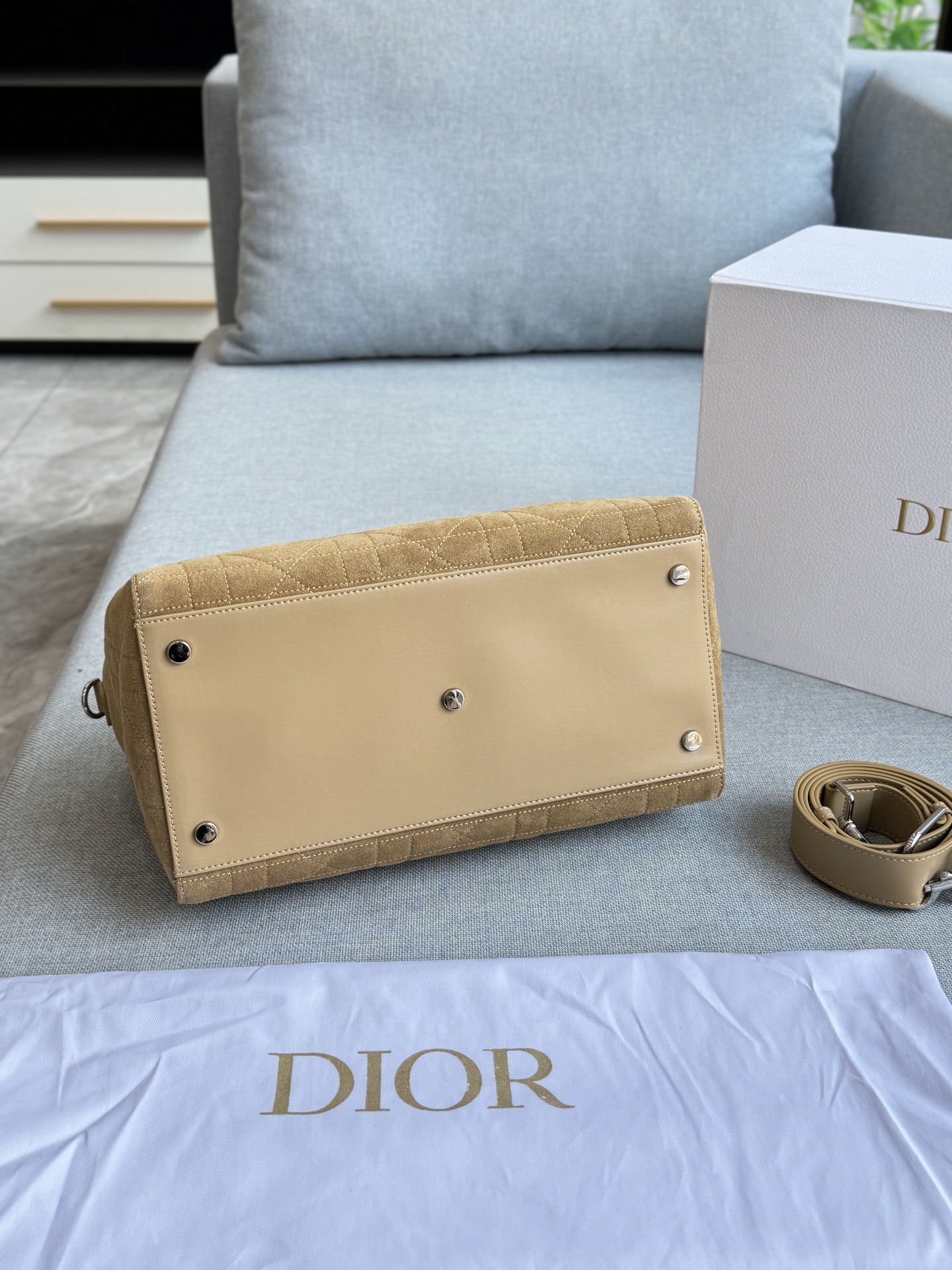 💰315 折叠盒 size:33×22 DIOR迪奥 麂皮 藤格纹 枕头包 单肩包 斜挎包 26新款将时尚重新演绎~ 在摩登与复古之间肆意游走~ 麂皮永远是质感的代名词~ 每一处纹理都是天然的艺术! 层次丰富~起伏的绒面下面,也藏着无数细腻的故事 既优雅又时尚~时尚快人一步