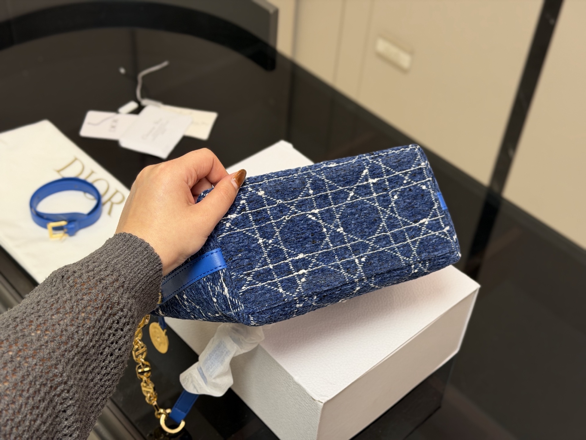 &yen;180 配折叠盒飞机盒 size：22底宽*15cm 迪奥Nomad新品饭盒包 背出去被夸爆的hobo饭盒包!! 可以实现一包多用啦! 赠送加长肩带！ 🉑腋下🉑斜挎