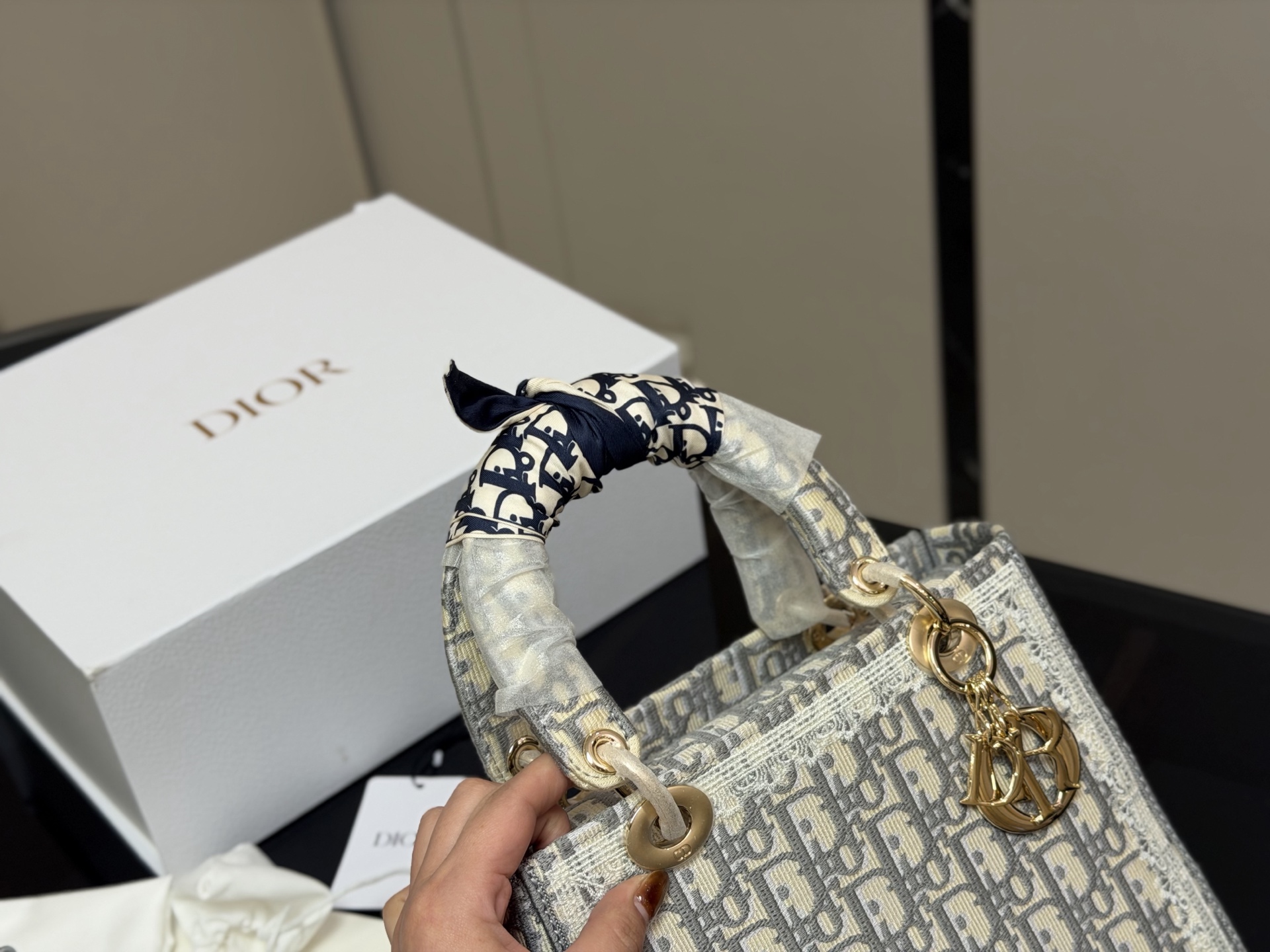 &yen;295 配折叠盒 size：24*20cm 迪奥 刺绣戴妃包 现代休闲且优雅 刺绣宽肩带 特别！特别！！！