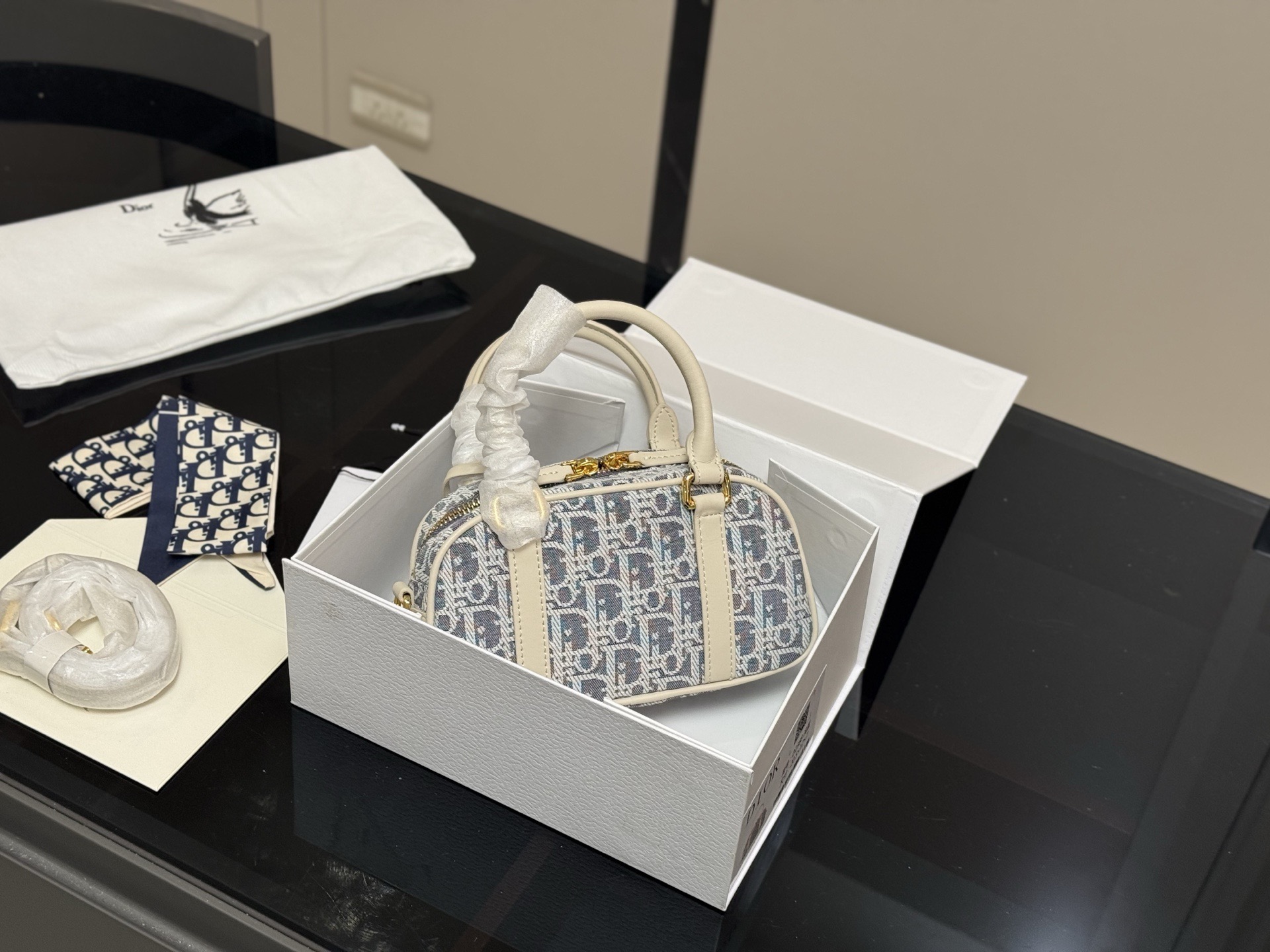 &yen;185 折叠盒 迪奥Dior迷你保龄球包 vibe小包 尺寸:20.12cm