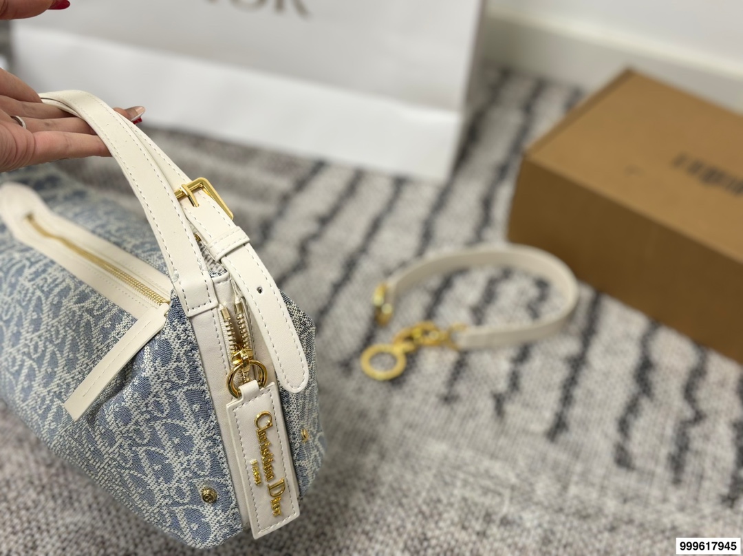 P215 配礼盒。 迪奥旅行包 被 Dior新款流浪包美到失语!背出去，谁还看路啊!时尚圈顶流Dior新款流浪包，把高级感狠狠拿捏住了，背上秒变街拍女王。 富家千金同款Dior新款流浪包，一眼万年，背着它，你就是人群焦点尺寸：25 13