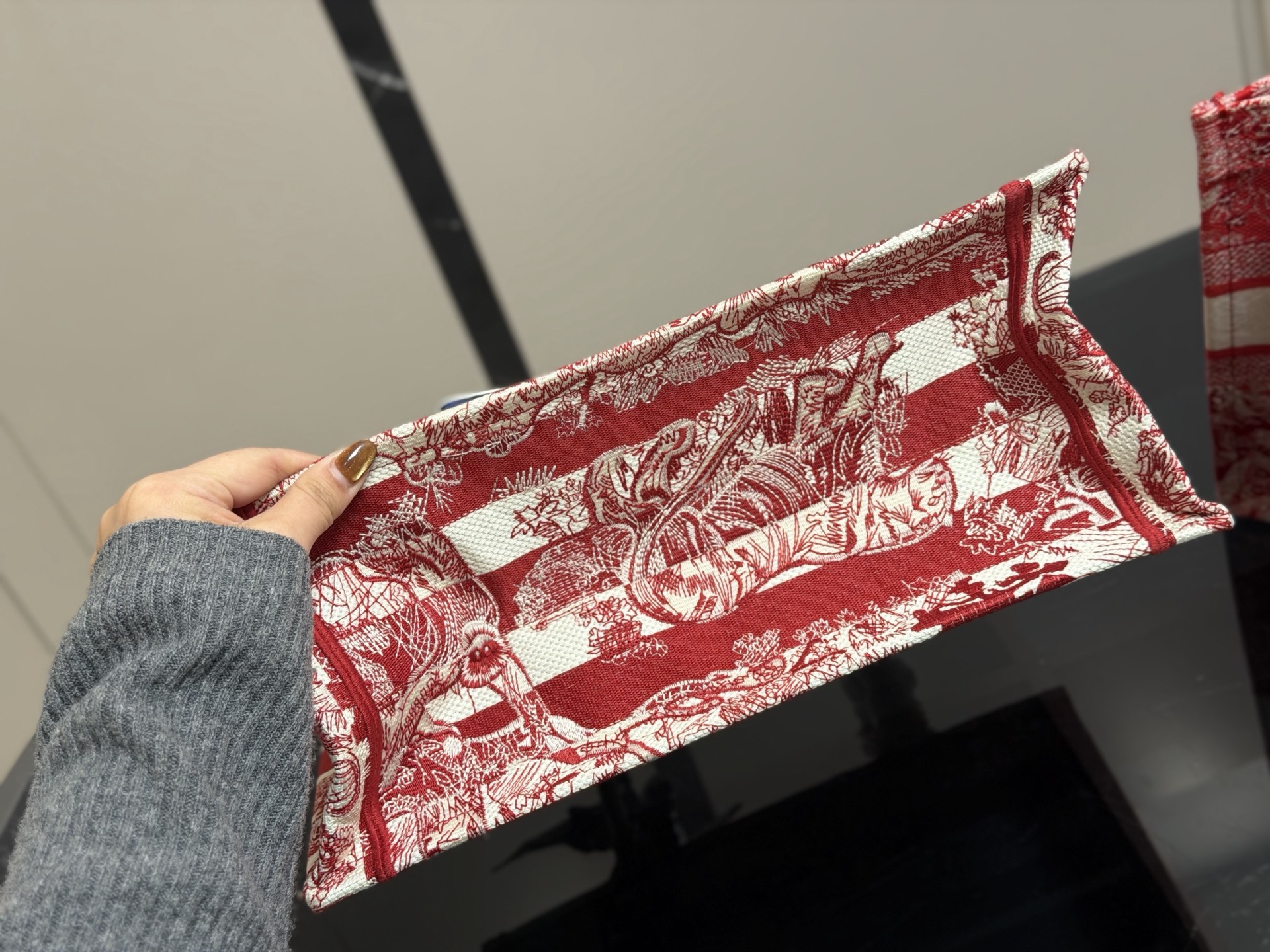 &yen;180 配盒丝巾 Dior 原版布提花 Dior book tote今年最喜欢的一款购物袋 tote我用的次数最多的包 迪奥因为容量超级大 不管什么东西都向里面放 当然凹造型也是必须有 尺寸:中号36cm