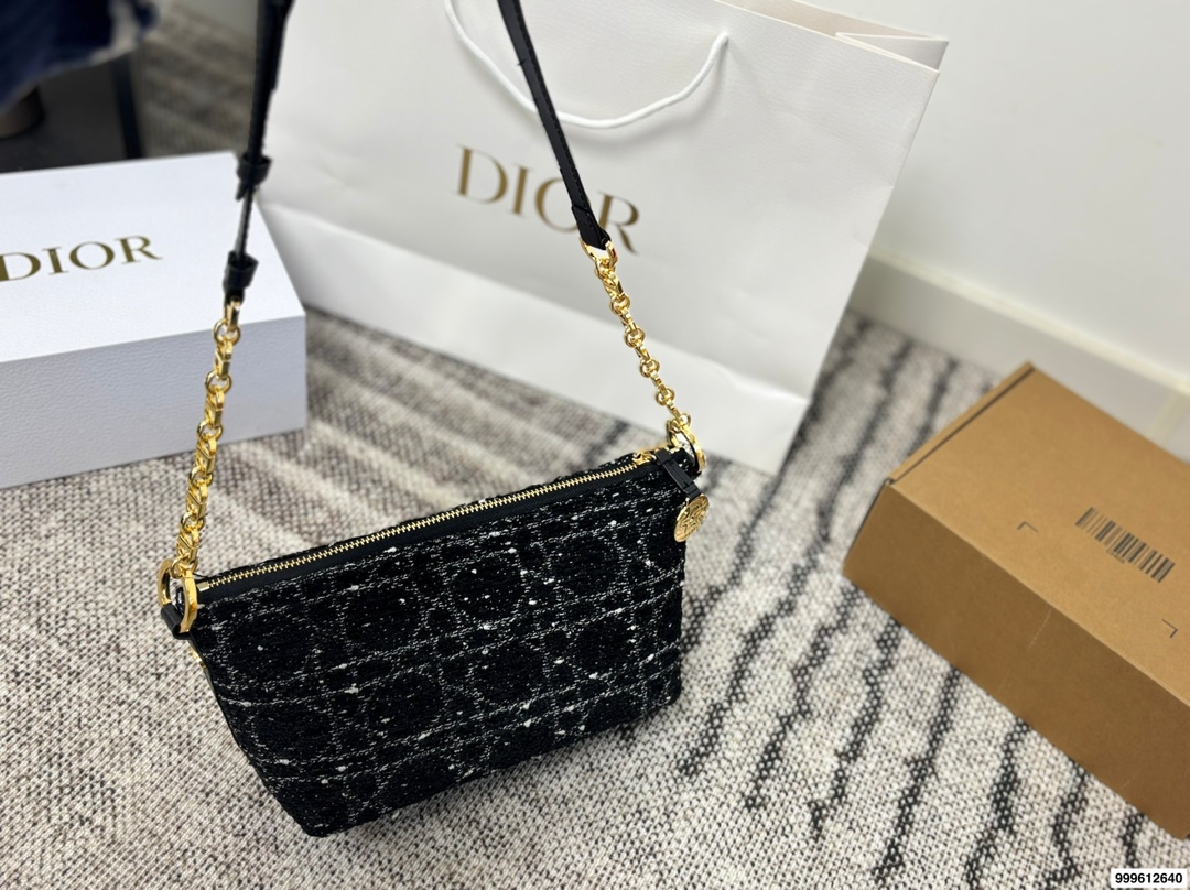 P180 礼盒🎁 size: 22.14 迪奥 Dior star Hobo 饭盒包 轻松演绎复古时髦 包型挺阔，简约而不简单不需要过多的装饰，日常搭配西装和T恤，就能将高级感体现的淋漓尽致！