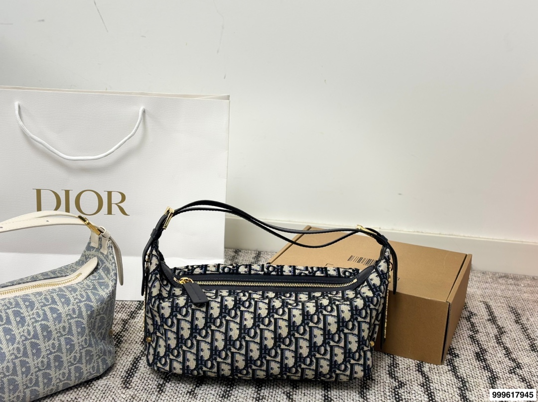 P215 配礼盒。 迪奥旅行包 被 Dior新款流浪包美到失语!背出去，谁还看路啊!时尚圈顶流Dior新款流浪包，把高级感狠狠拿捏住了，背上秒变街拍女王。 富家千金同款Dior新款流浪包，一眼万年，背着它，你就是人群焦点尺寸：25 13