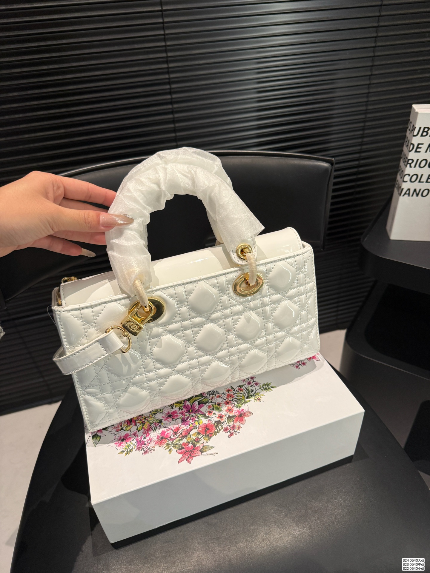 大号P170 中号P165 小号P160 配折叠盒子 迪奥横版戴妃包 sDior戴妃包太好看了吧！ 优雅指数拉满 搭配简洁风格的衣服整个人气质就上来了 而且容量完全可以满足日常要求 日常聚会逛街都很方便~ 尺寸：大26 14 中23 13 小18 11货号 0540