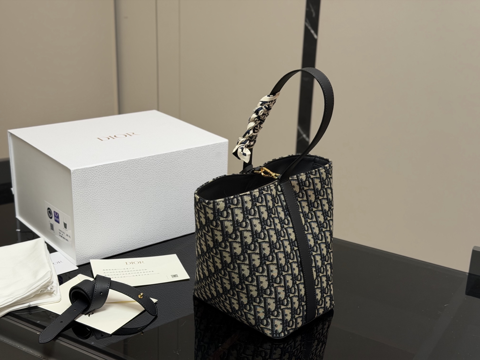 &yen;170 配盒 size：20*24cm 迪奥star 老花水桶包 今年好喜欢背水桶包，兼具了高智感和实用性~配上入秋百搭风衣，一切都是那么的恰到好处，随随便便都出片!