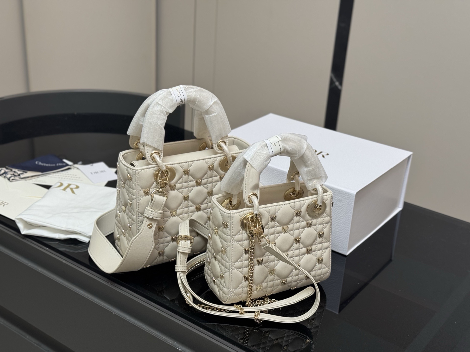 &yen;250 &yen;260 配折叠盒 尺寸：17cm 20cm 高品版.升级顶级原单出货 ✅ 迪奥 戴妃蝴蝶羊皮款 搭配最新的肩带 更加加分！ ⚠⚠小牛皮材质！