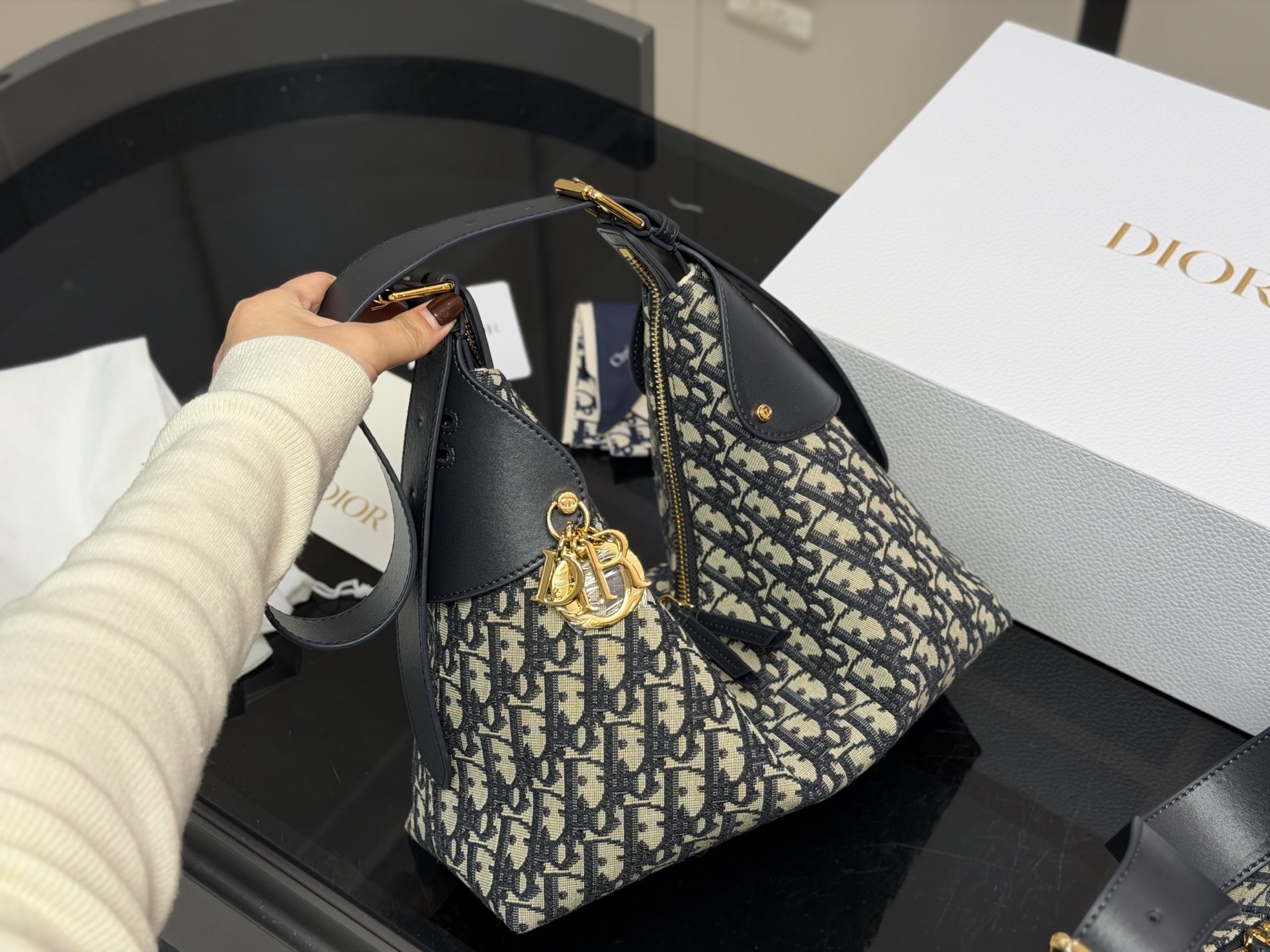 &yen;210 &yen;215 配盒 size：21*15cm（小号） 28*20cm（大号） 迪奥VOYAGE carryall 牛皮品质哦！ 超轻大容量V型轮廓立挺又利落! 新包Voyage太酷辣!