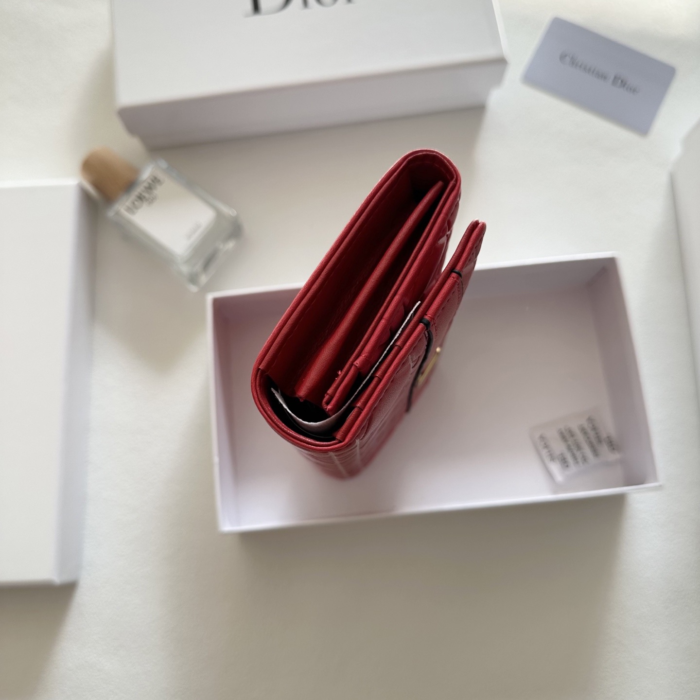 P95🎀🎀颜色 黑 粉 红 土黄🎀尺寸 19x10🎀迪奥👏时尚钱包 🎃🎃头层牛皮🐂安全锁扣 内阁超丰富👍女士专属🔥现货