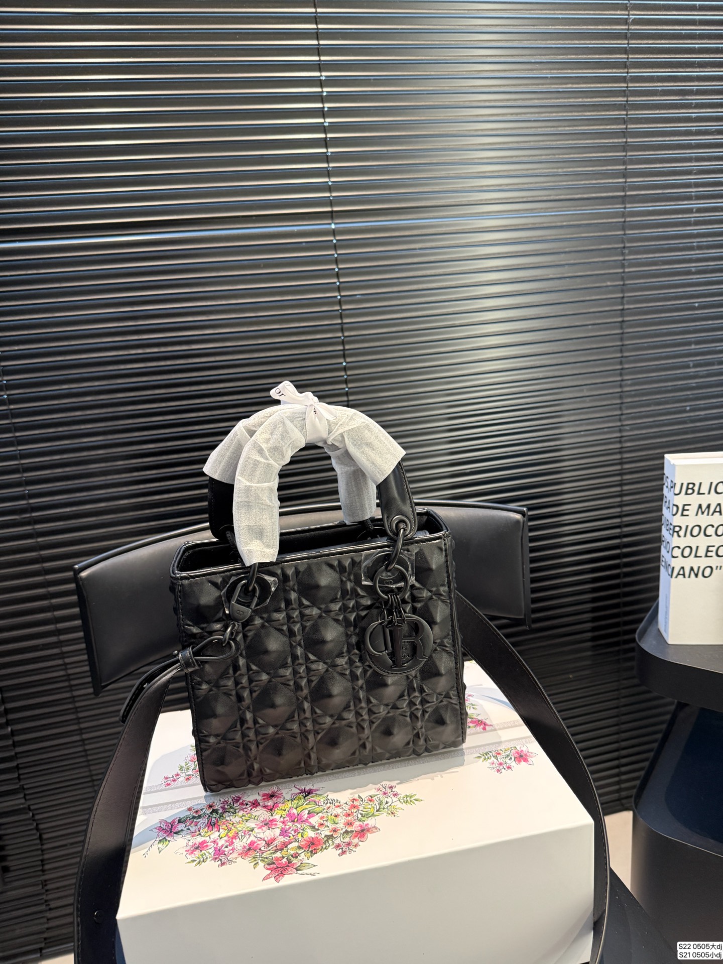 大号P160 小号P155 配折叠盒子 迪奥戴妃包 sDior戴妃包太好看了吧！ 优雅指数拉满 搭配简洁风格的衣服整个人气质就上来了 而且容量完全可以满足日常要求 日常聚会逛街都很方便~ 尺寸：大20 18 小16 14 货号0505