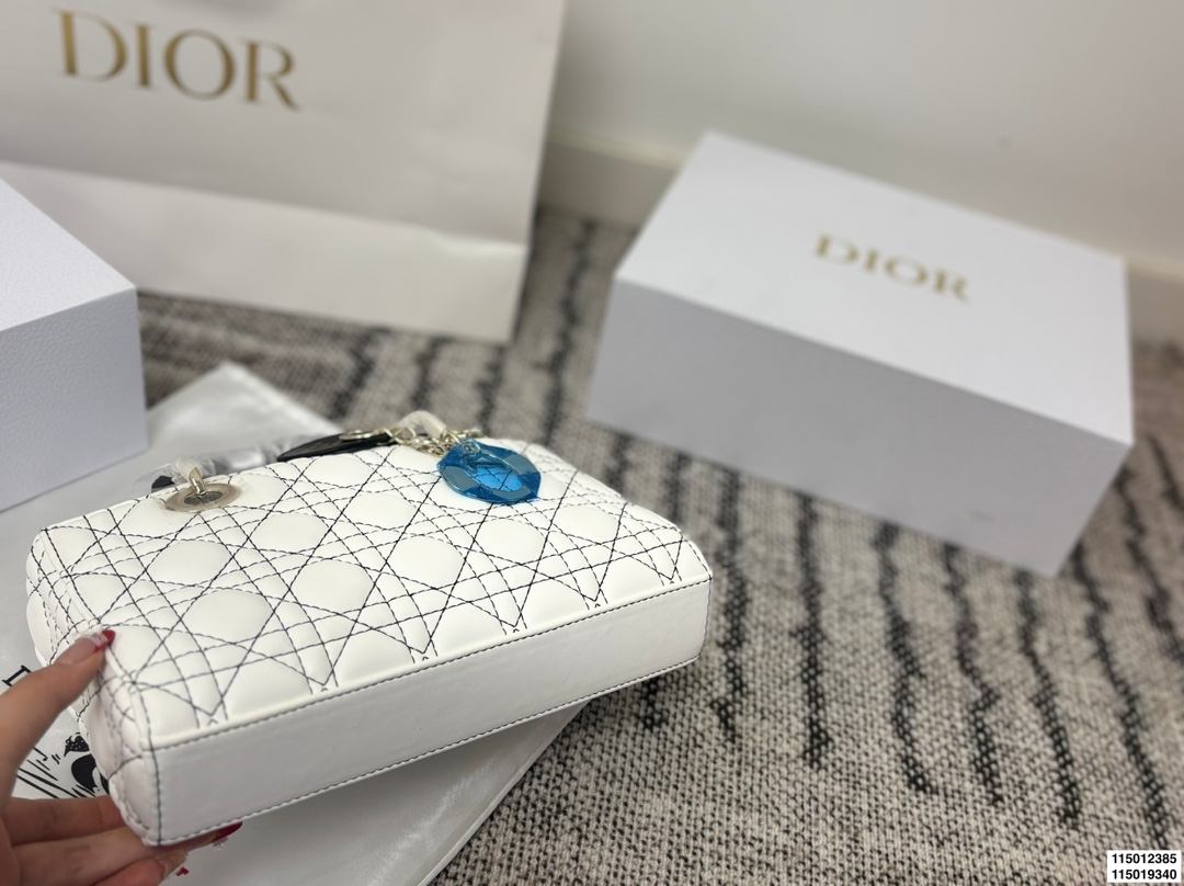 p155 p150 配折叠盒 迪奥横版戴妃包 Dior戴妃包太好看了吧！ 优雅指数拉满 搭配简洁风格的衣服整个人气质就上来了 而且容量完全可以满足日常要求 日常聚会逛街都很方便~ 尺寸25.15/24.14
