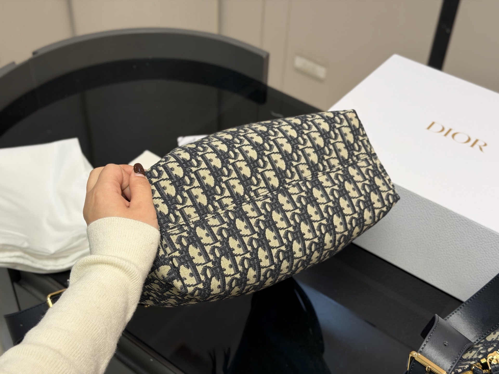 &yen;210 &yen;215 配盒 size：21*15cm（小号） 28*20cm（大号） 迪奥VOYAGE carryall 牛皮品质哦！ 超轻大容量V型轮廓立挺又利落! 新包Voyage太酷辣!