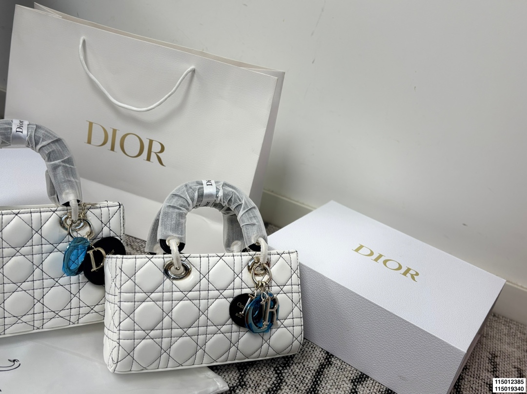 p155 p150 配折叠盒 迪奥横版戴妃包 Dior戴妃包太好看了吧！ 优雅指数拉满 搭配简洁风格的衣服整个人气质就上来了 而且容量完全可以满足日常要求 日常聚会逛街都很方便~ 尺寸25.15/24.14