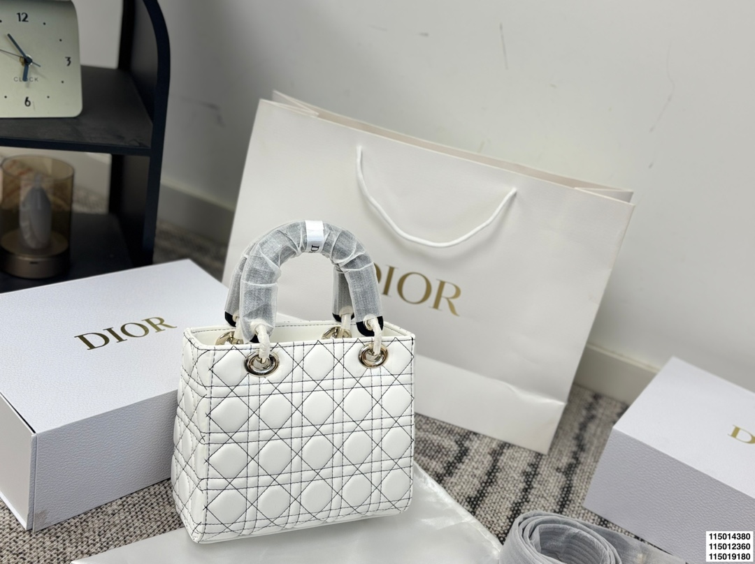 p150p150p130配折叠盒 迪奥戴妃包 Dior戴妃包太好看了吧! 优雅指数拉满 搭配简洁风格的衣服整个人气质就上来了 而且容量完全可以满足日常要求 日常聚会逛街都很方便~ 尺寸20.17/18.15/15.12