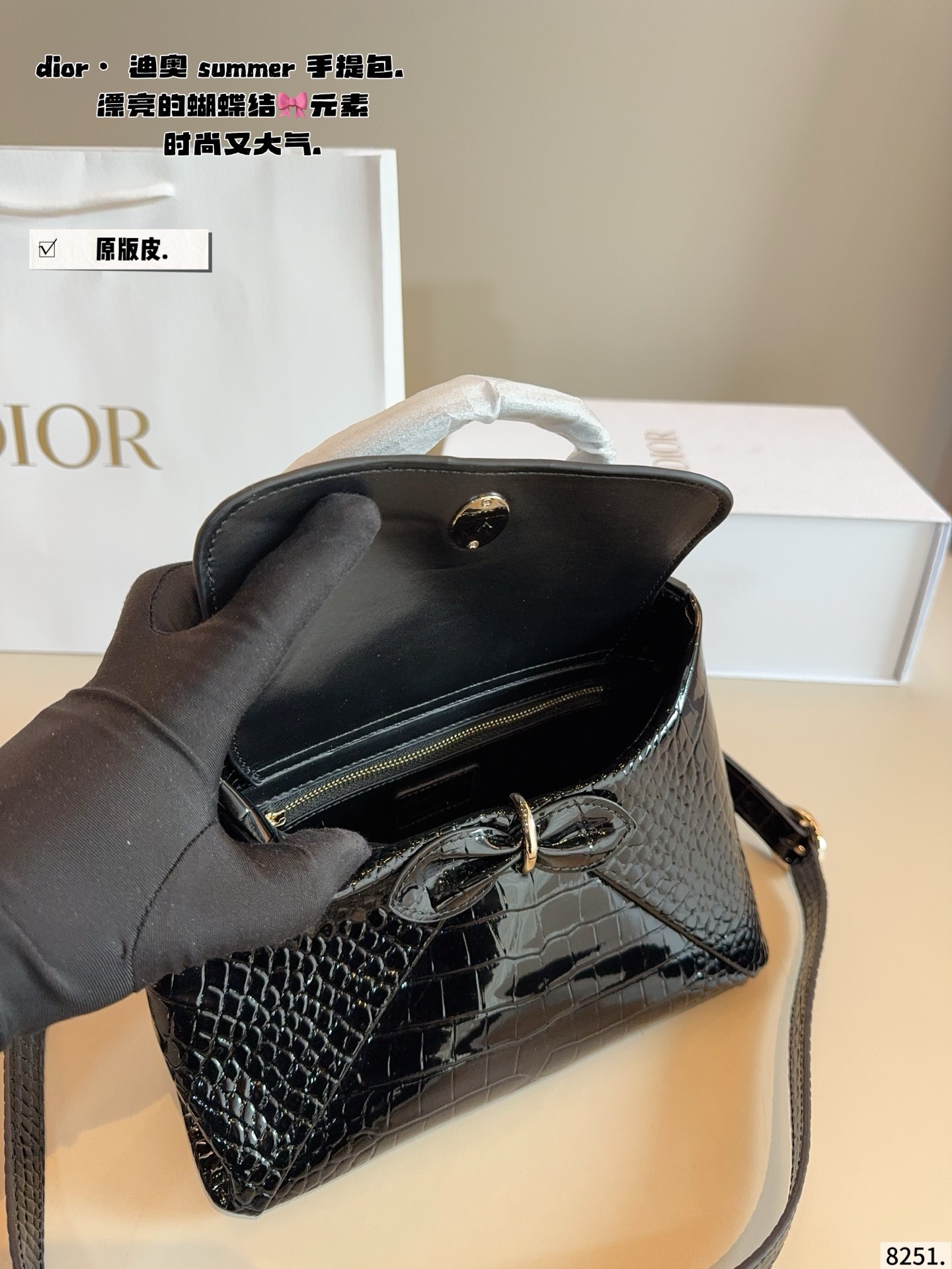 p275配礼盒🎁. Dior summer 26秀场直击📸 秀场直击新款包包👛 漂亮的蝴蝶结🎀元素 Anderson 的迪奥首秀赢了 容量非常可,日常通勤都没问题 可咸可甜 质感满分 工艺非常讲究 细节立体感拉满尺寸:25*10*18cm