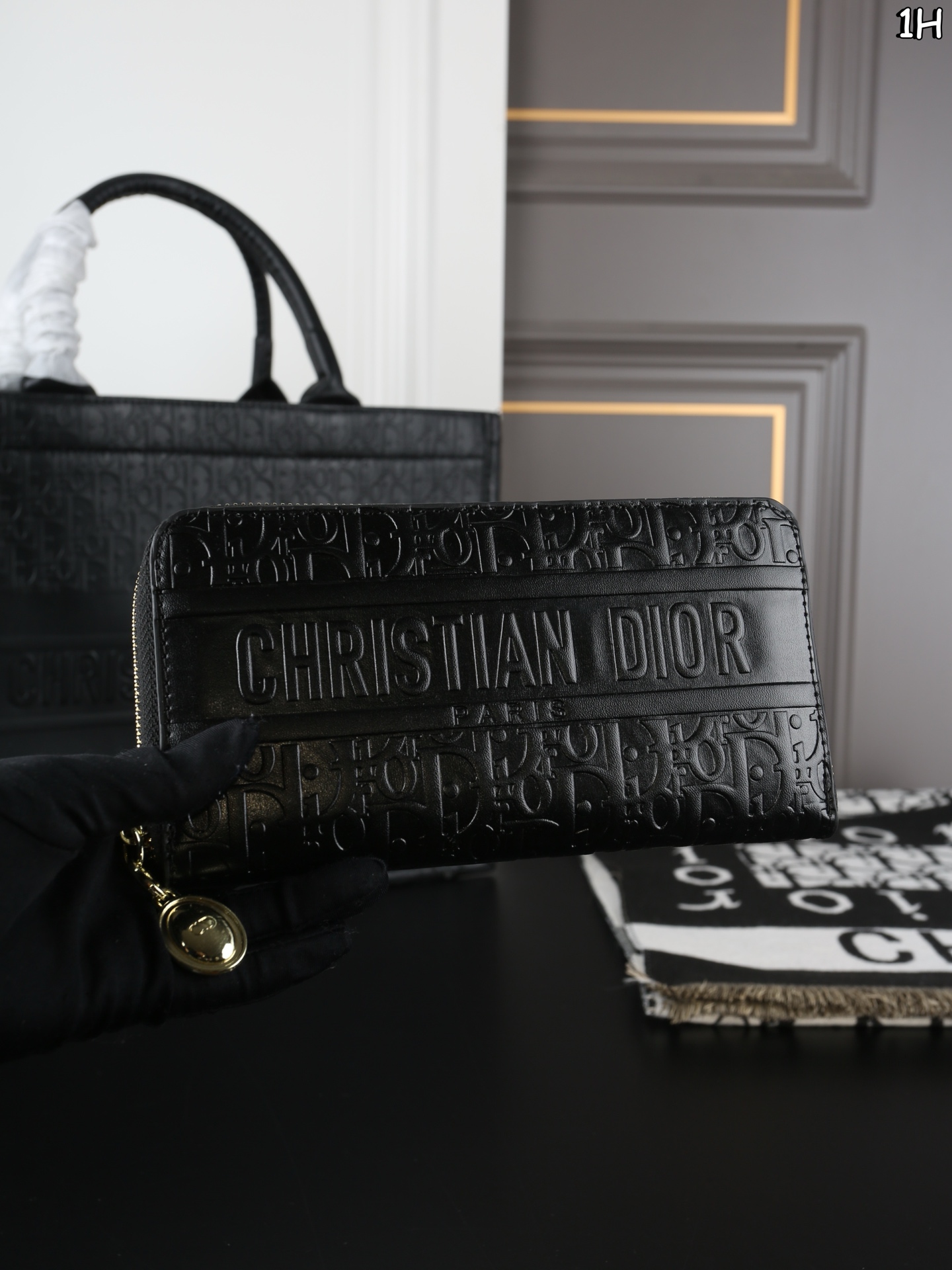 P150 DIOR迪奥 托特包➕围巾➕钱包 装书本装笔记本苹果电脑没压力 日常背也特别百搭 容量就更加无敌大 比经典款布织的面料还要特别，不易撞款 尺寸：41&times;31/20&times;11