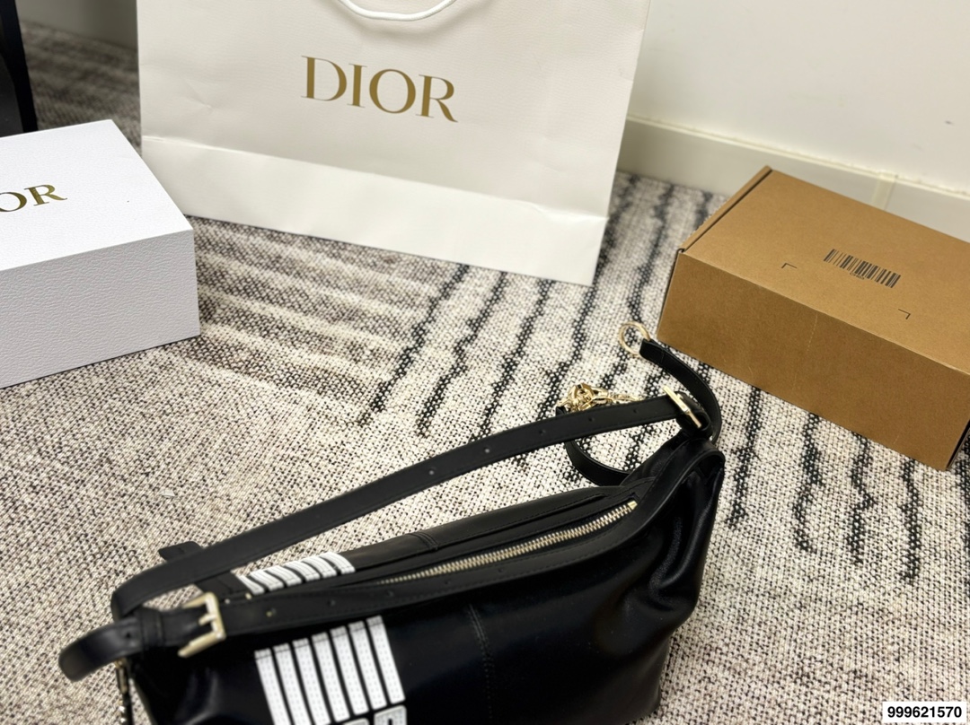 p270 配盒 迪奥Dior D-journey腋下饭盒包 包包百搭不挑人，上身是很清冷的感觉，妥妥气质美人，内衬干净，五金刻字清晰颜色好看又百搭 尺寸:26.12
