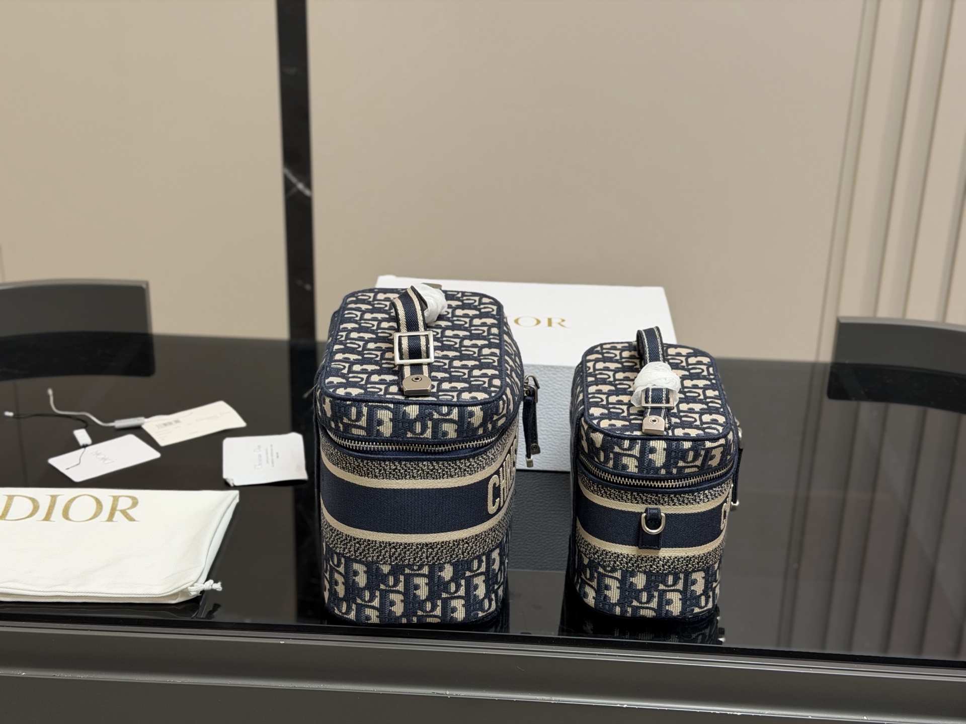 大号&yen;220 小号&yen;230 配折叠盒 size：24*18cm 19*15cm 迪奥 刺绣化妆包 原单 第一眼就沦陷，小号配长肩带 圆圆的包身太讨喜