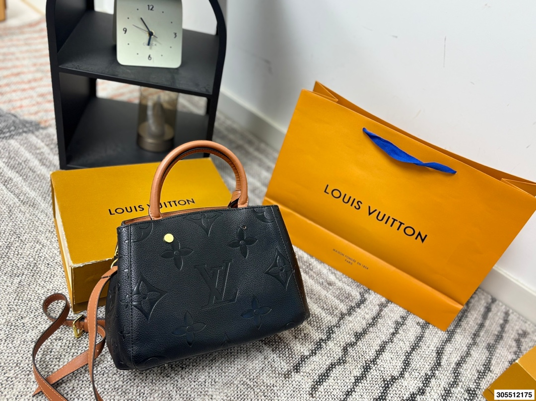 p135 LV压花蒙田包 经典版型 不过时 超大容量收纳 另配送长肩带 尺寸：30*20cm