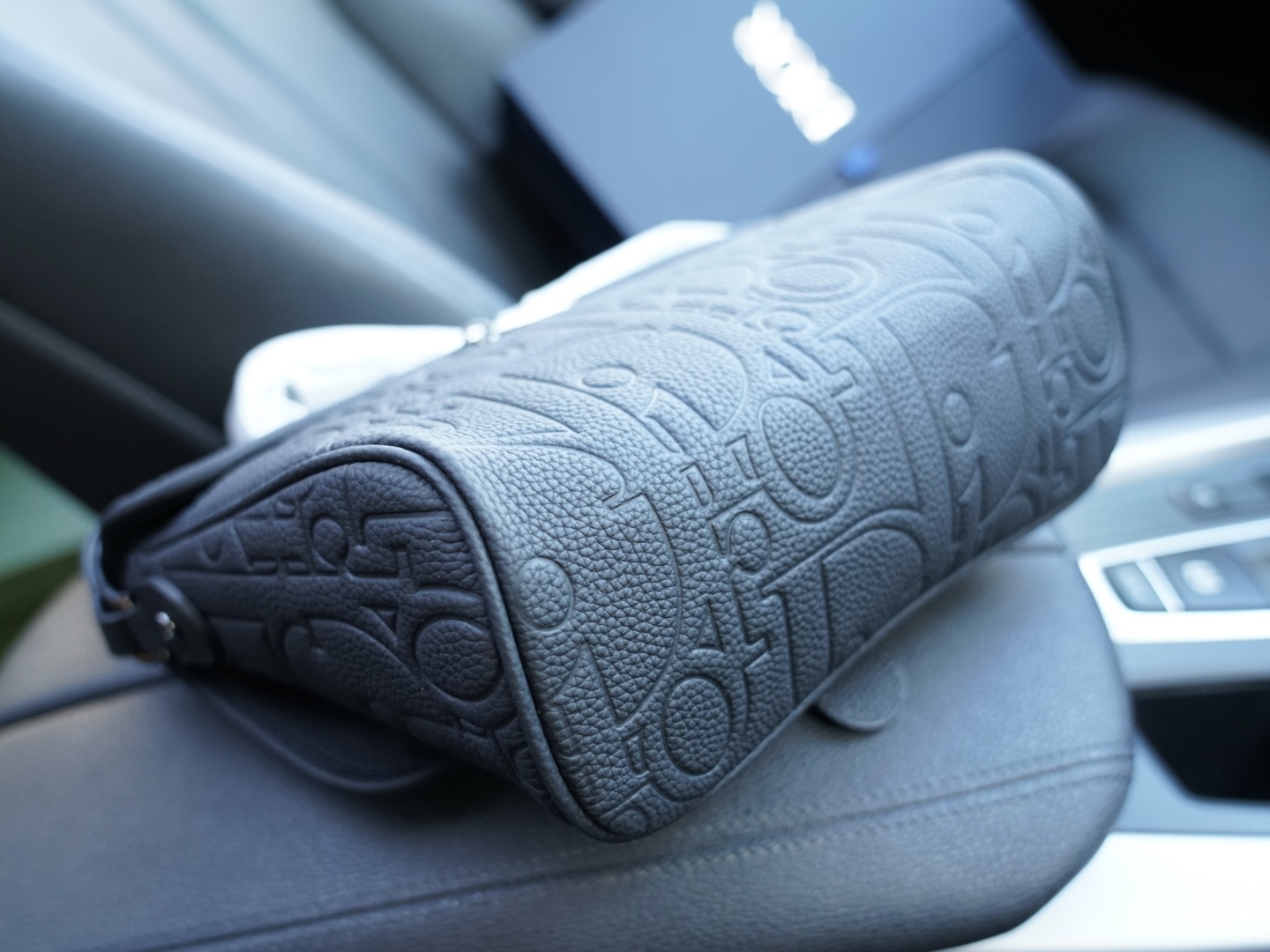 P230🇫🇷 Dior 迪奥 官网同步 高版本 斜挎单肩背包 永恒不过时的标志性产品 纯原单牛皮 顶级五金制作 非市面普通版本 今年最爱的款式 全部实拍 实用性非常高 完全不用担心穿搭 配全套包装折叠盒 【规格：25x20x8】