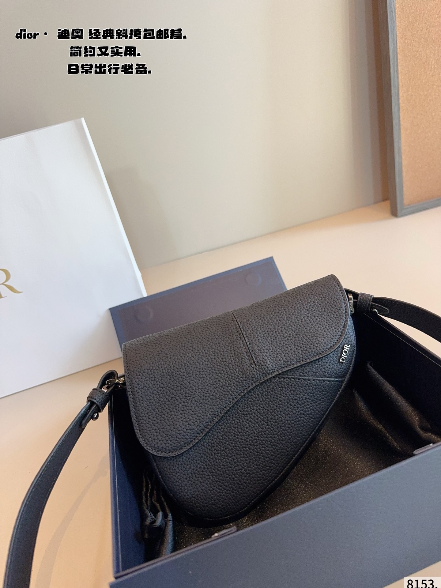p180配礼盒🎁 Dior/迪奥 新款 男包系列的相机包实在帅la~ 简单有质感的设计对于日常即使不爱穿搭的男生都很友好 基础款搭配起来也能提升整体时髦度实用又很高级 尺寸 ：18*4*15cm