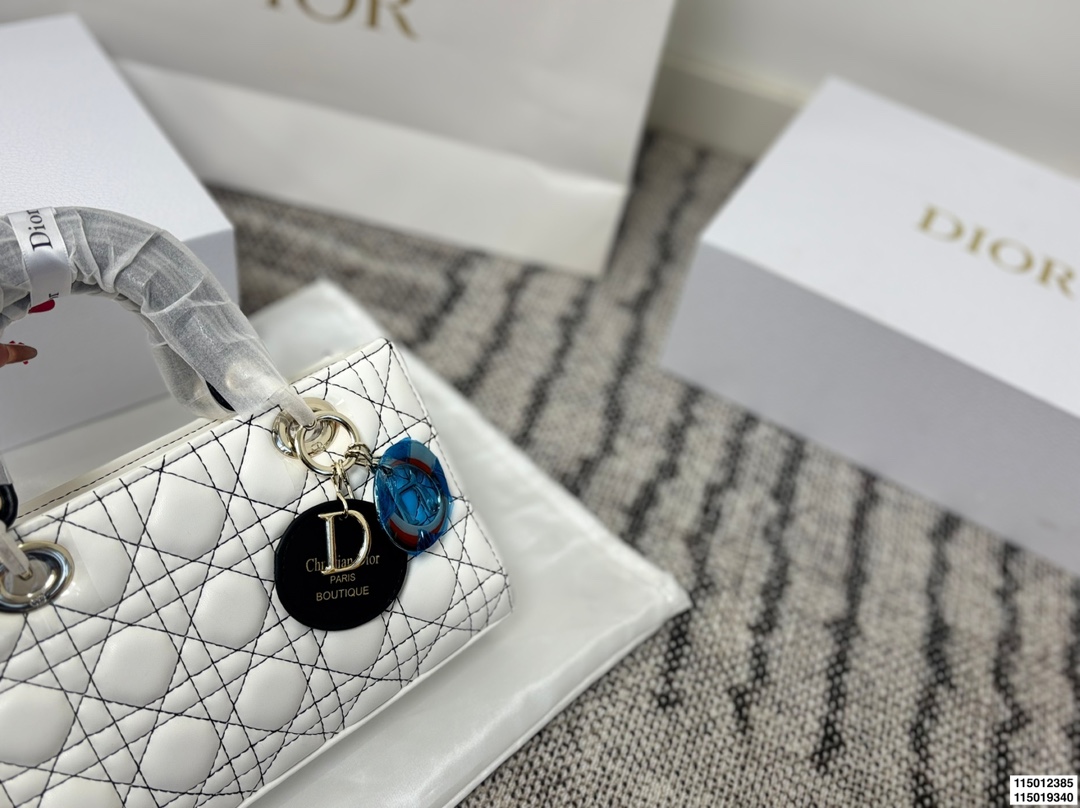 p155 p150 配折叠盒 迪奥横版戴妃包 Dior戴妃包太好看了吧！ 优雅指数拉满 搭配简洁风格的衣服整个人气质就上来了 而且容量完全可以满足日常要求 日常聚会逛街都很方便~ 尺寸25.15/24.14