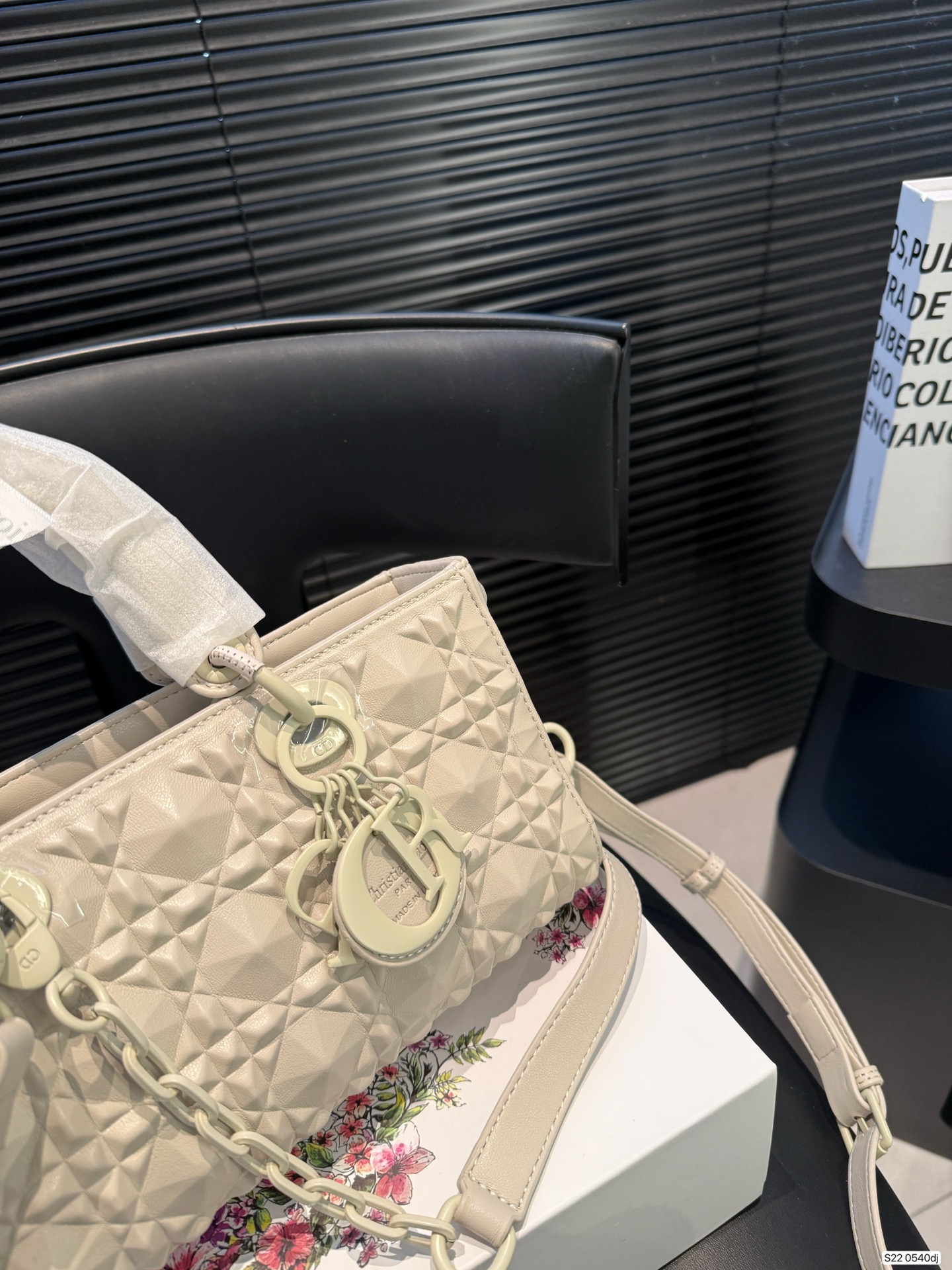 P160 配折叠盒子 迪奥横版戴妃包 sDior戴妃包太好看了吧！ 优雅指数拉满 搭配简洁风格的衣服整个人气质就上来了 而且容量完全可以满足日常要求 日常聚会逛街都很方便~ 尺寸：26 14 货号 0540