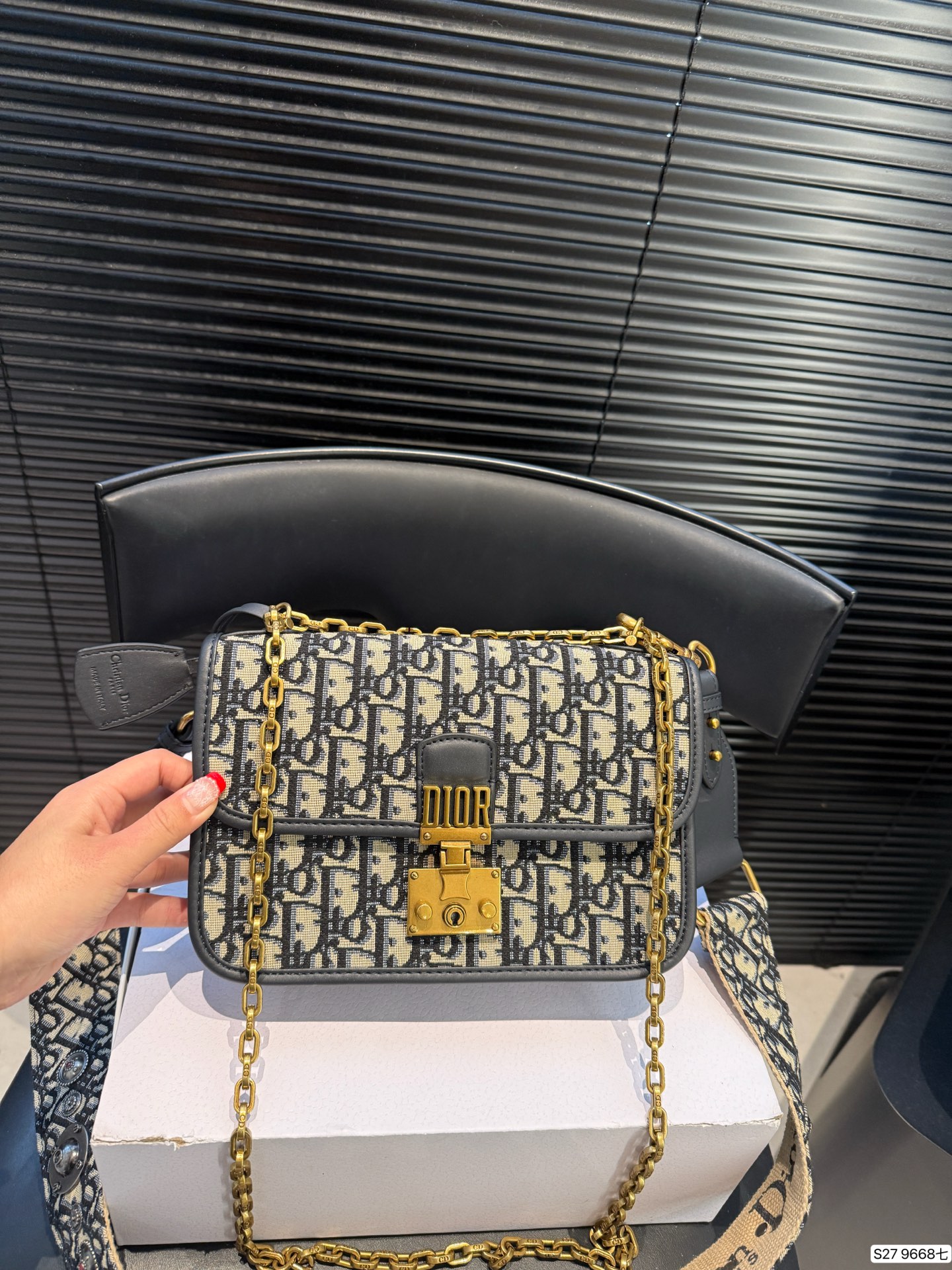 P185 配折叠盒子 迪奥马鞍包信封包链条包 简约大气风格 更加轻盈 可轻松驾驭各种风格 尺寸24 17 货号9668
