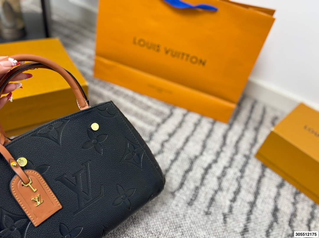 p135 LV压花蒙田包 经典版型 不过时 超大容量收纳 另配送长肩带 尺寸：30*20cm