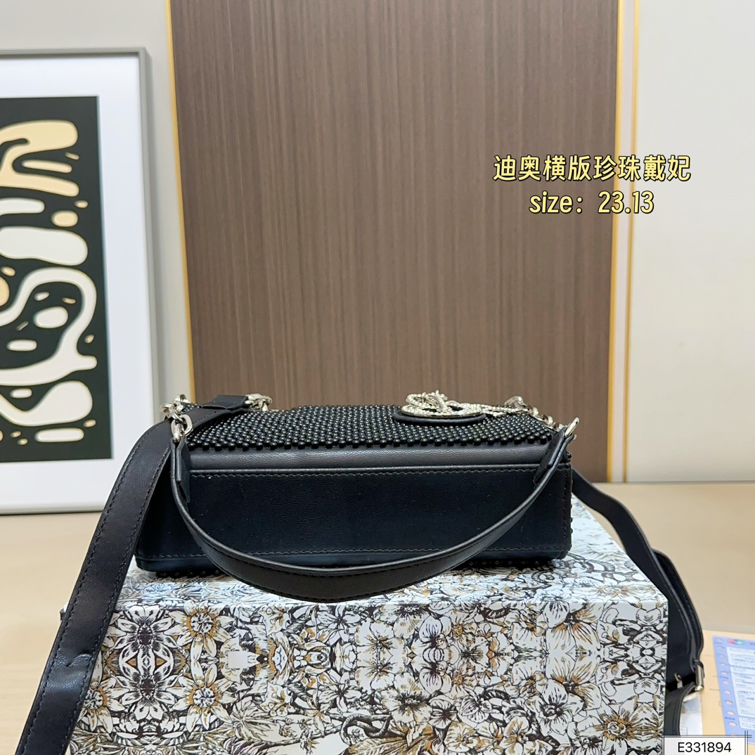 💰210 配折叠盒⚠️尺寸23.13 迪奥 珍珠横版戴妃包 DIOR 这款包不仅优雅，还加入了铆钉设计，瞬间变得个性十足，真是不得了！ 艺术感满满！打破娇贵形象的设计，甜美又酷炫，简直绝了！