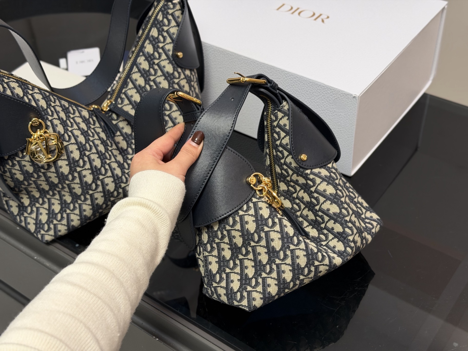 &yen;210 &yen;215 配盒 size：21*15cm（小号） 28*20cm（大号） 迪奥VOYAGE carryall 牛皮品质哦！ 超轻大容量V型轮廓立挺又利落! 新包Voyage太酷辣!