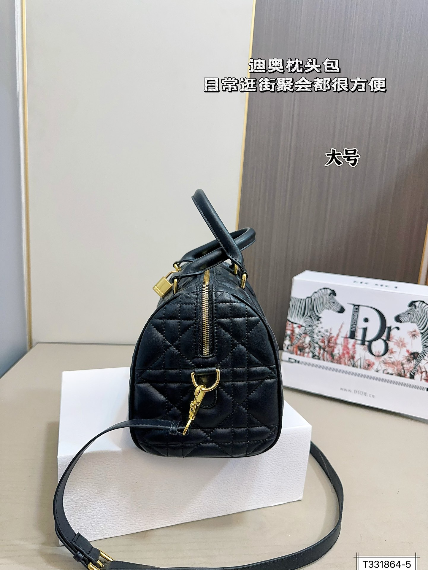 💰180/175 全套包装 迪奥枕头 时尚达人的心头好枕头包大家都知道 能装，耐造~ 最近最火热度最高的一定是dior groove当之无愧了吧! 推荐五颗日常出门容量绰绰有余! 尺寸：25 20/20 15