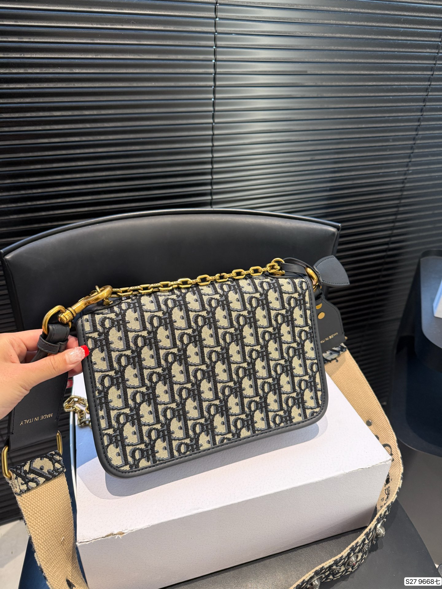 P185 配折叠盒子 迪奥马鞍包信封包链条包 简约大气风格 更加轻盈 可轻松驾驭各种风格 尺寸24 17 货号9668