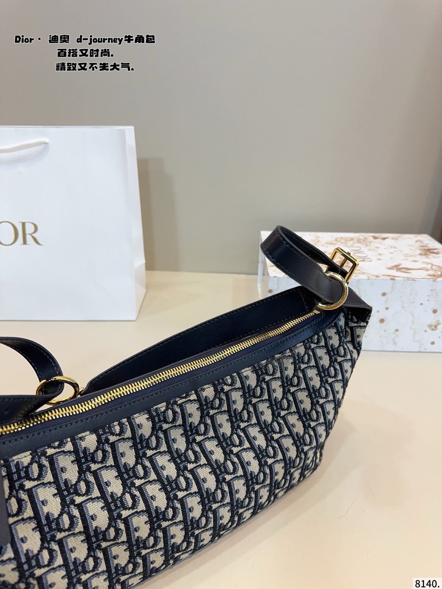 p220p215配礼盒🎁. 迪奥 dior Wander lust新款腋下包 方正的设计，复古的质感 藏蓝色老花作为Dior经典的颜色，搭配任何风格的衣服都毫无压力，四季皆宜。 既能满足日常出门逛街的容量，也可满足通勤上班的需要，时尚与实用兼具，材质耐磨又耐脏。尺寸：30*15*18/25*12*15cm