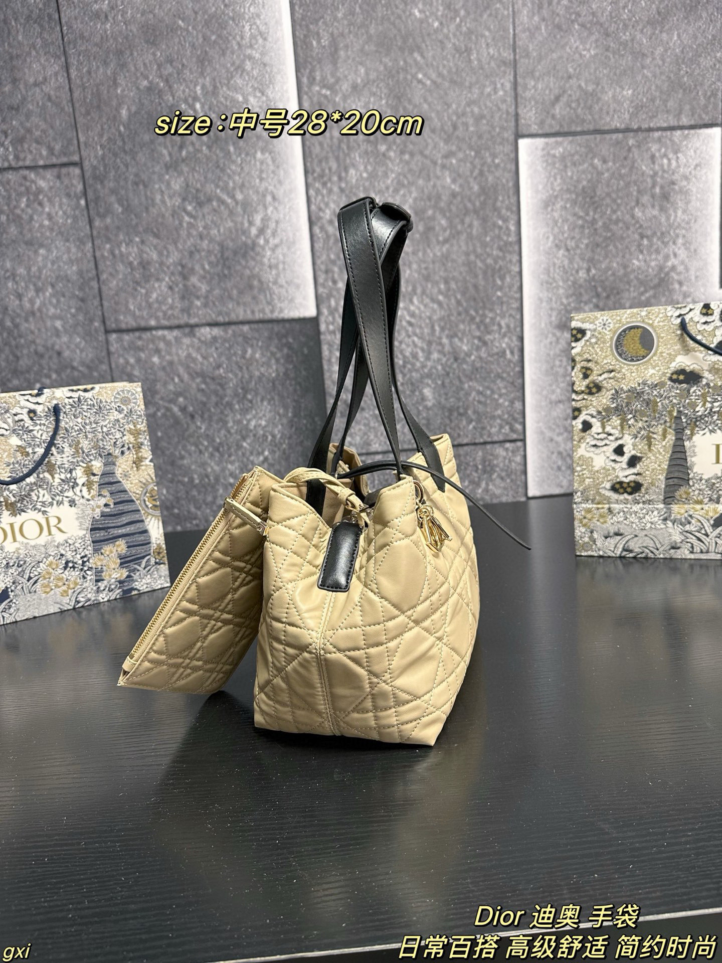 大号P170 中号P160 小号P150 Dior 迪奥 手袋 这款Dior Toujours 手袋发布秀精彩亮相,休闲实用的设计别具一格.采用白色牛皮革精心制作,饰以超大藤格纹缉面线,宽敞的内部隔层搭配小袋,可整齐收纳各种日常用品,另有CD Lock 字母D旋钮式开合,可调节两侧,提升格调.皮革手柄带有可调节细节细节,可轻松手提. CD Lock和系带开合 DIOR吊饰 可拆卸内部小袋 可调节皮革手柄 大号尺寸：37*27cm 中号尺寸：28*20cm 小号尺寸：23*15cm