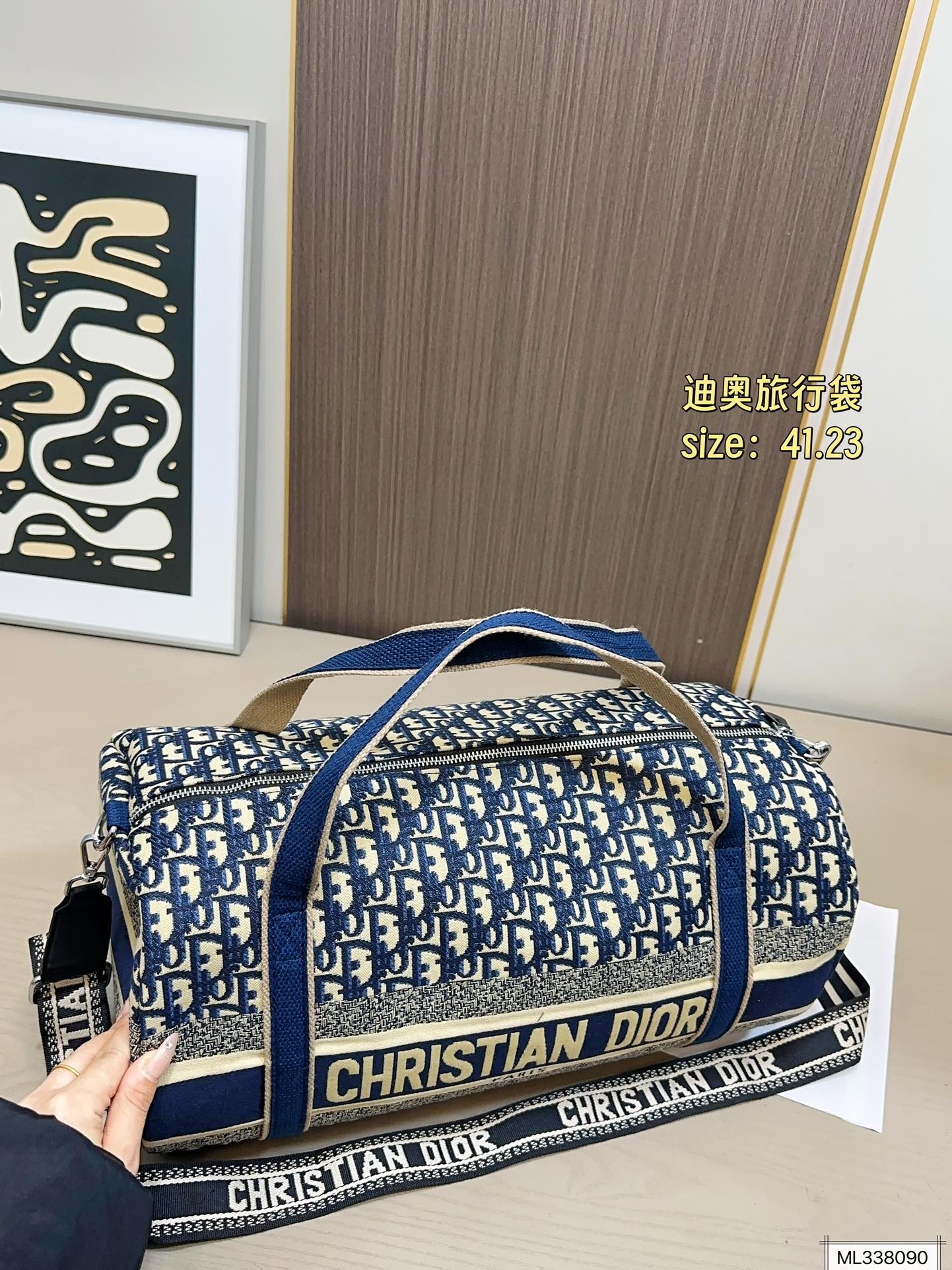 💰105 尺寸41.23 Dior迪奥oblique老花旅行袋这谁看不迷糊啊 容量巨无霸了 超级能装 可做健身包 露营包 如果遇到小长假 简直就是刚需 包本身自重轻 男女生都可以提的款 帅气好搭配 耐用又耐看还经典