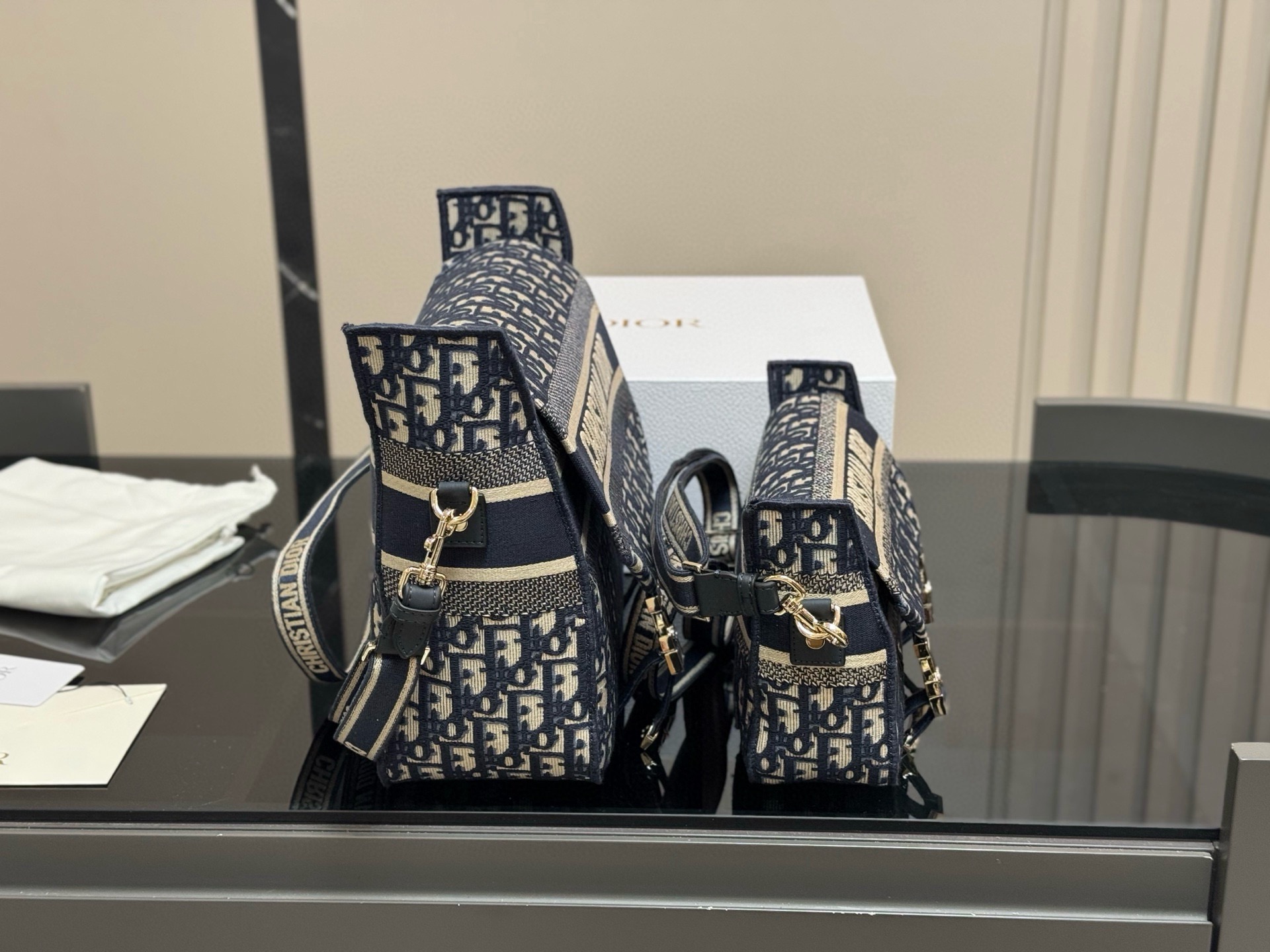 &yen;235 &yen;275 配盒（升级版） size：23*16cm（小） 29*27cm（大） 迪奥 camp小号邮差 真的太好看了！ 自重很轻！超级好看！ 男女均🉑️！ 搜索🔍Dior（迪奥）邮差包