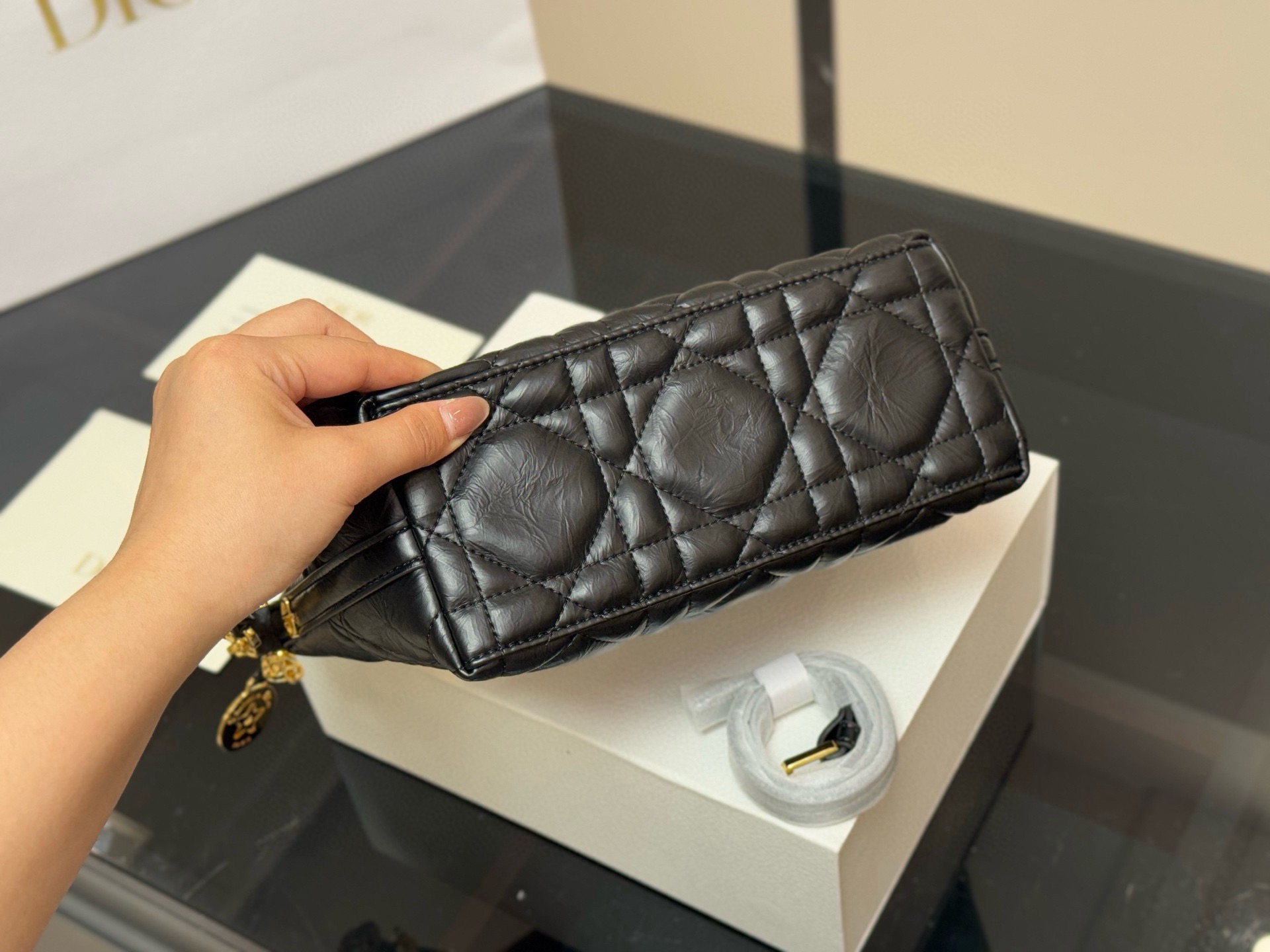 &yen;215 配折叠盒 迪奥DIOR 便当包 ✅迪奥顶级原单 经典又高级 尺寸:22.14cm 很有质感 可盐可甜 上身绝美 无可比拟 是每个追求漂亮的女孩必入单品