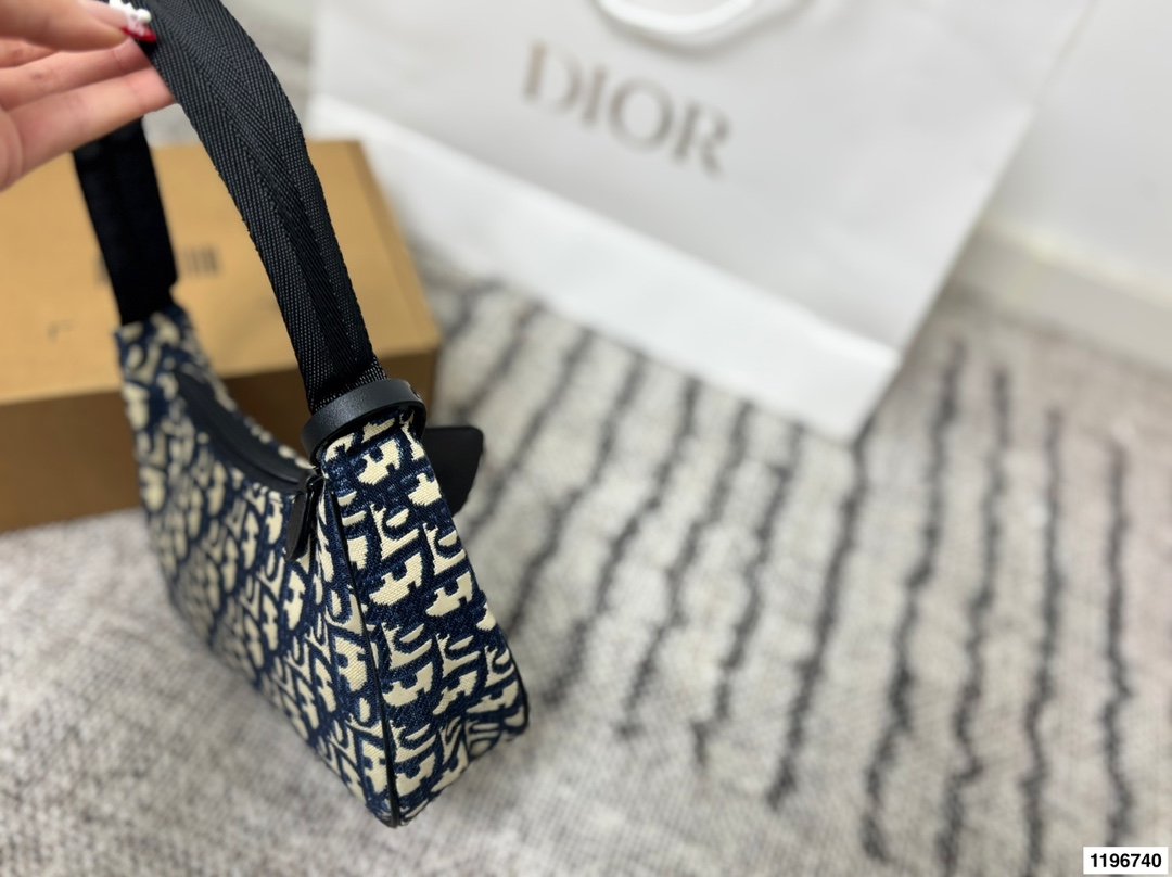 p90 Dior迪奥腋下包 永恒经典 轻便时尚 潮人必备 不仅能够预测时尚趋势，更能够引领时尚潮流 尺寸 22.7.13